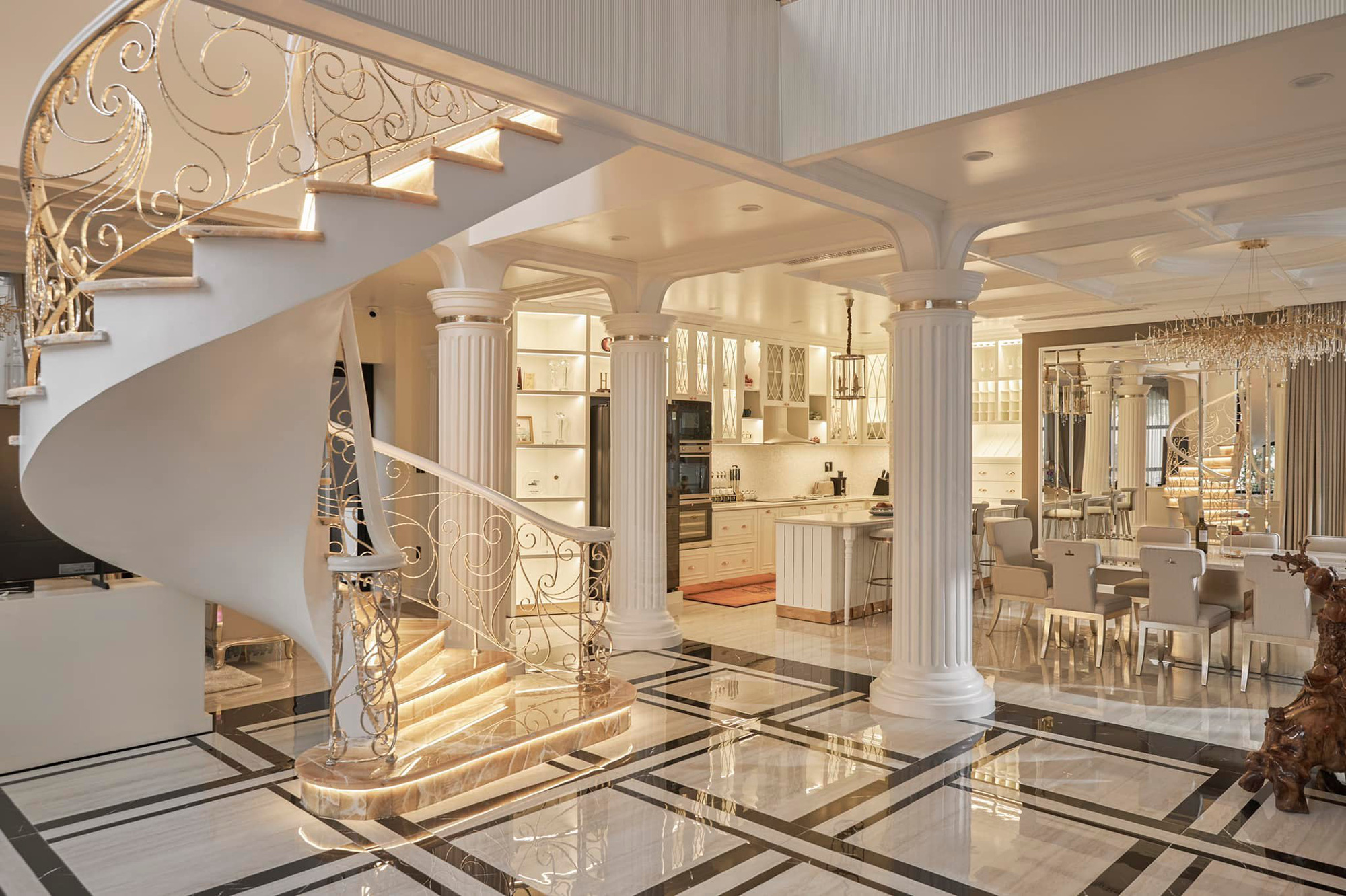 28 Tết, Lệ Quyên nhá hàng nội thất bên trong căn bạch dinh 3,6 tỷ VNĐ chỉ đủ mua cái cổng: Vàng dát khắp nơi, đâu đâu cũng toát lên mùi tiền - Ảnh 3.