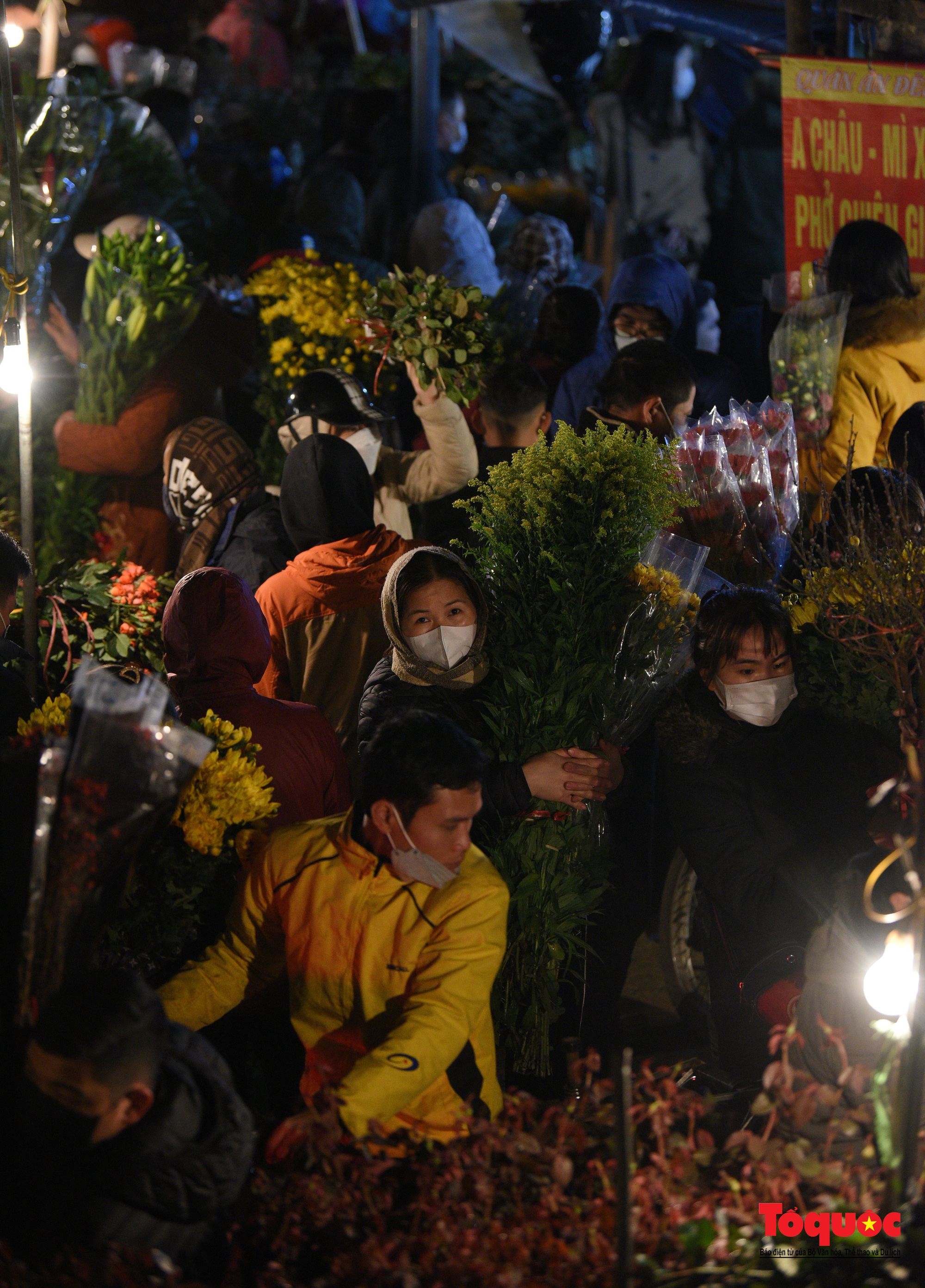 Chợ hoa đêm lớn nhất Hà Nội rộn ràng ngày cận Tết - Ảnh 9.