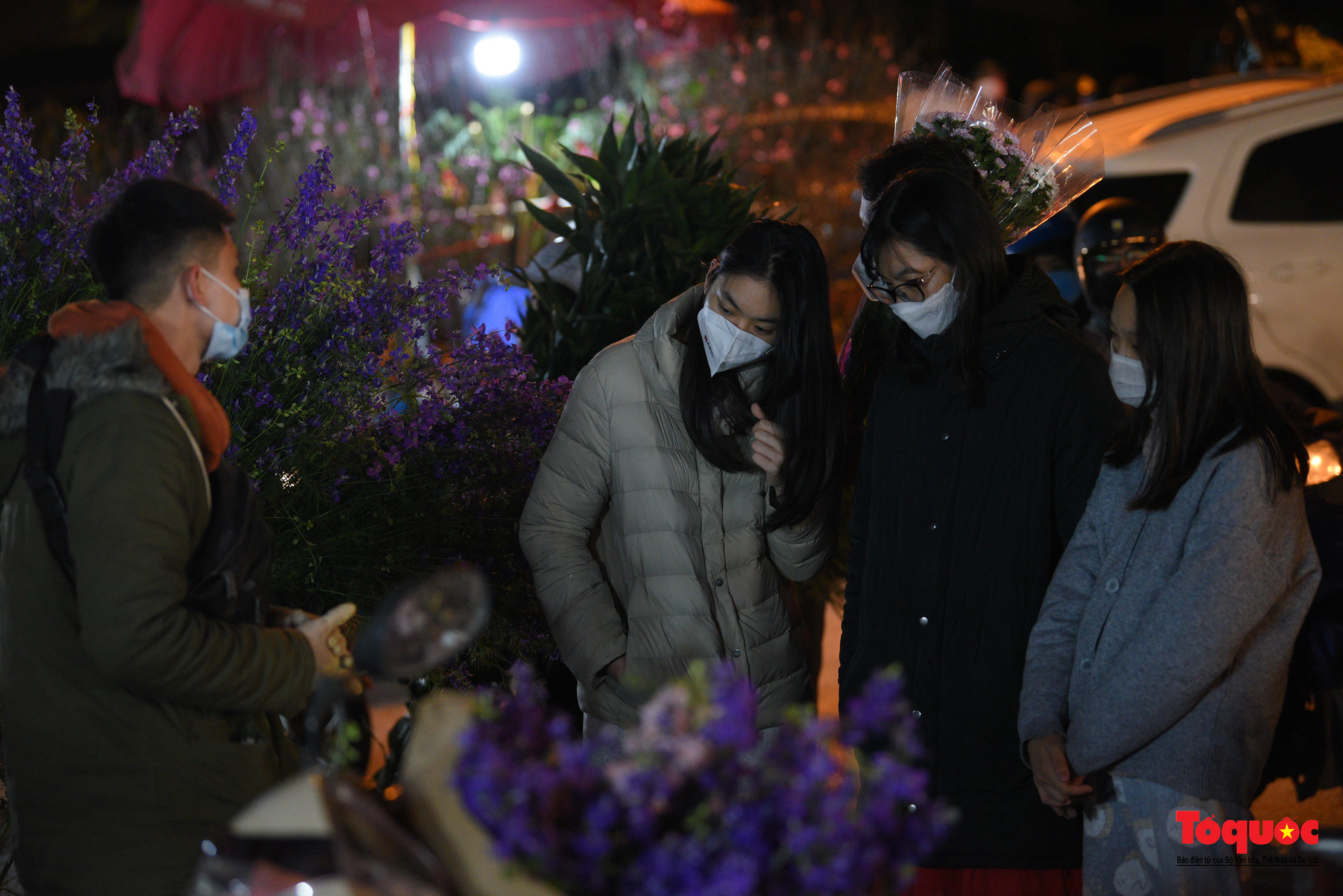 Chợ hoa đêm lớn nhất Hà Nội rộn ràng ngày cận Tết - Ảnh 12.