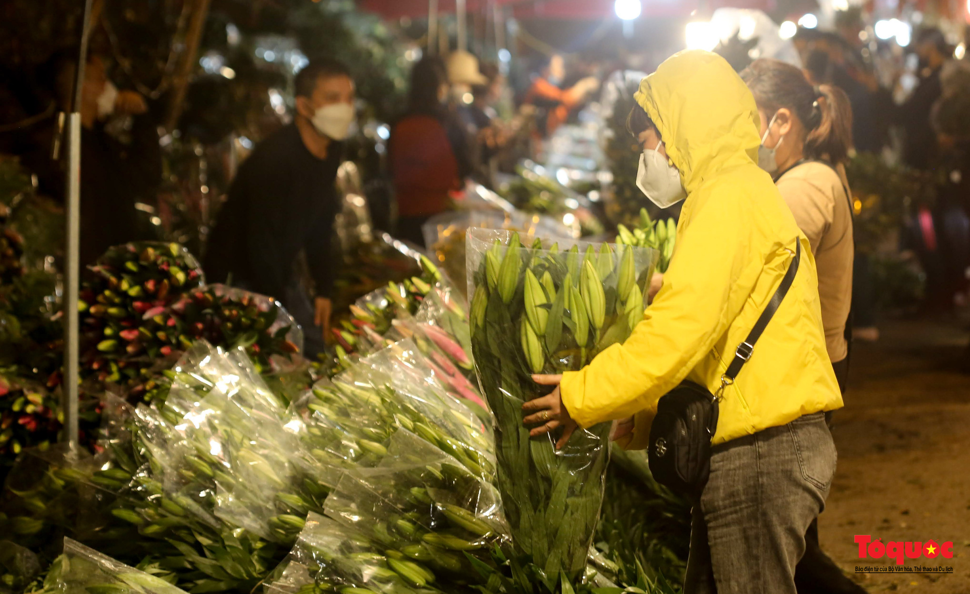Chợ hoa đêm lớn nhất Hà Nội rộn ràng ngày cận Tết - Ảnh 15.