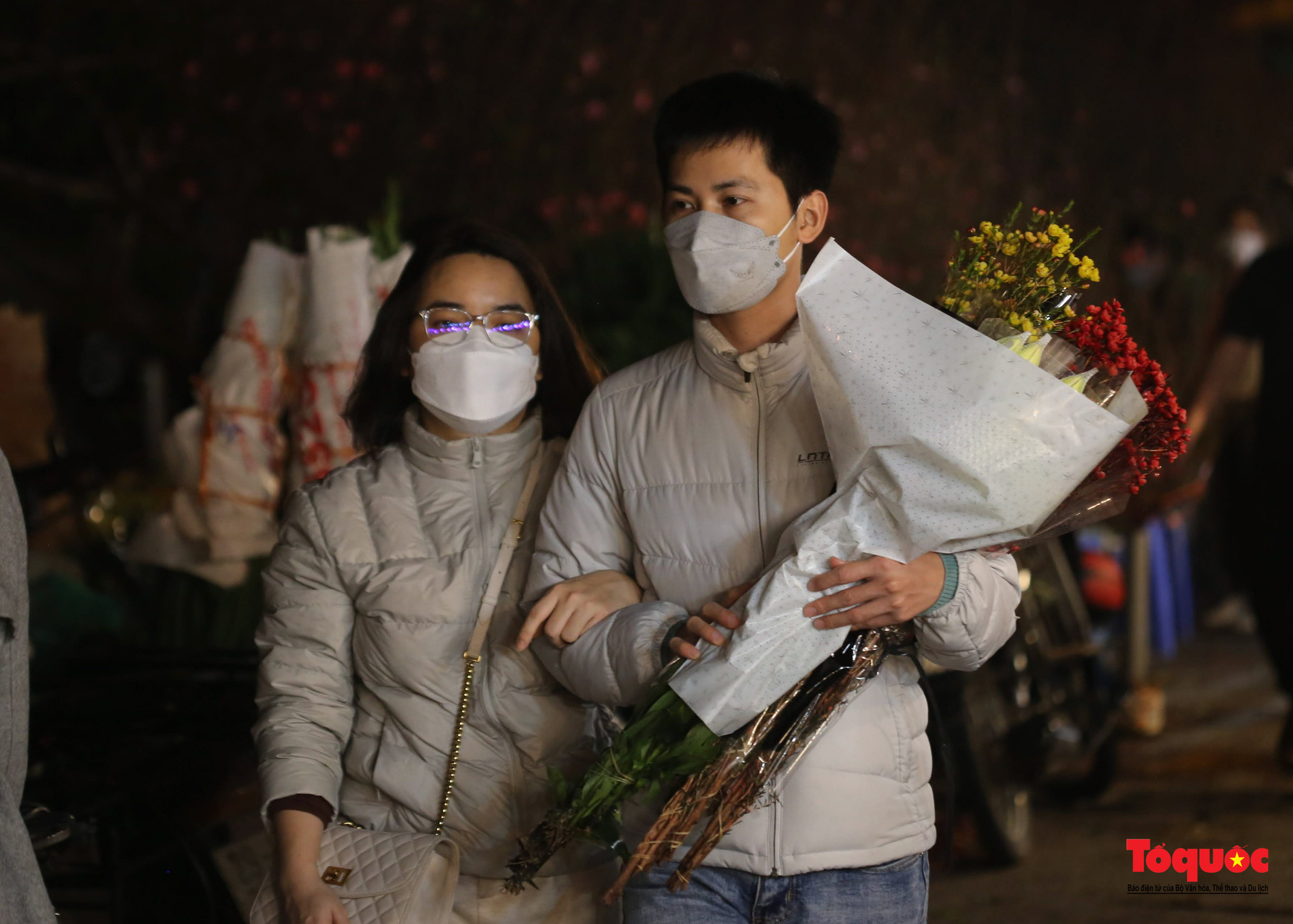 Chợ hoa đêm lớn nhất Hà Nội rộn ràng ngày cận Tết - Ảnh 16.
