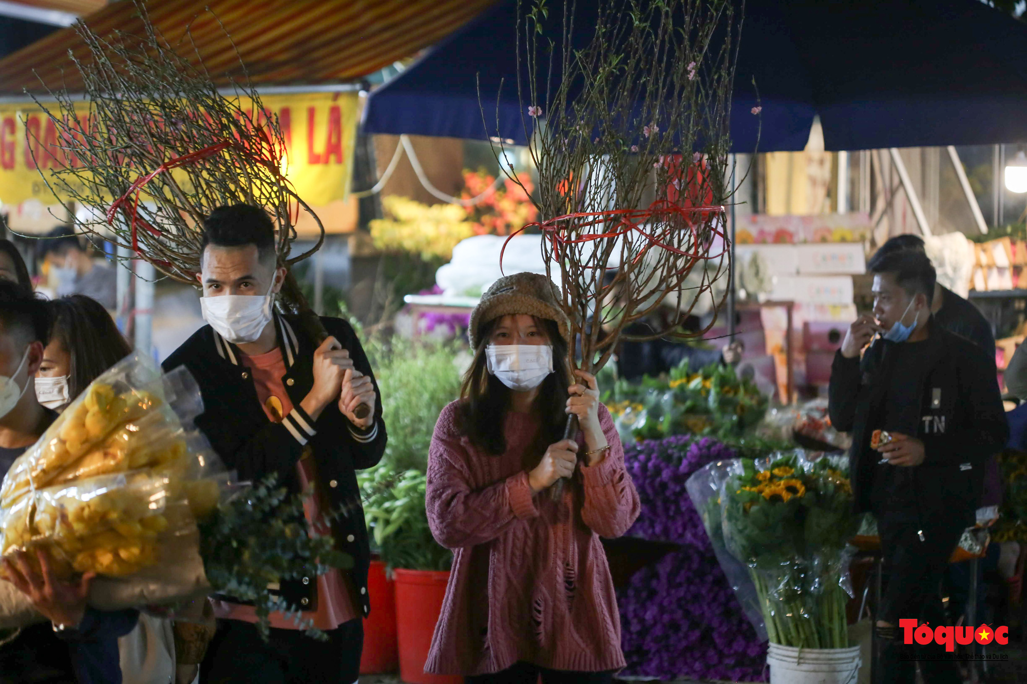 Chợ hoa đêm lớn nhất Hà Nội rộn ràng ngày cận Tết - Ảnh 14.