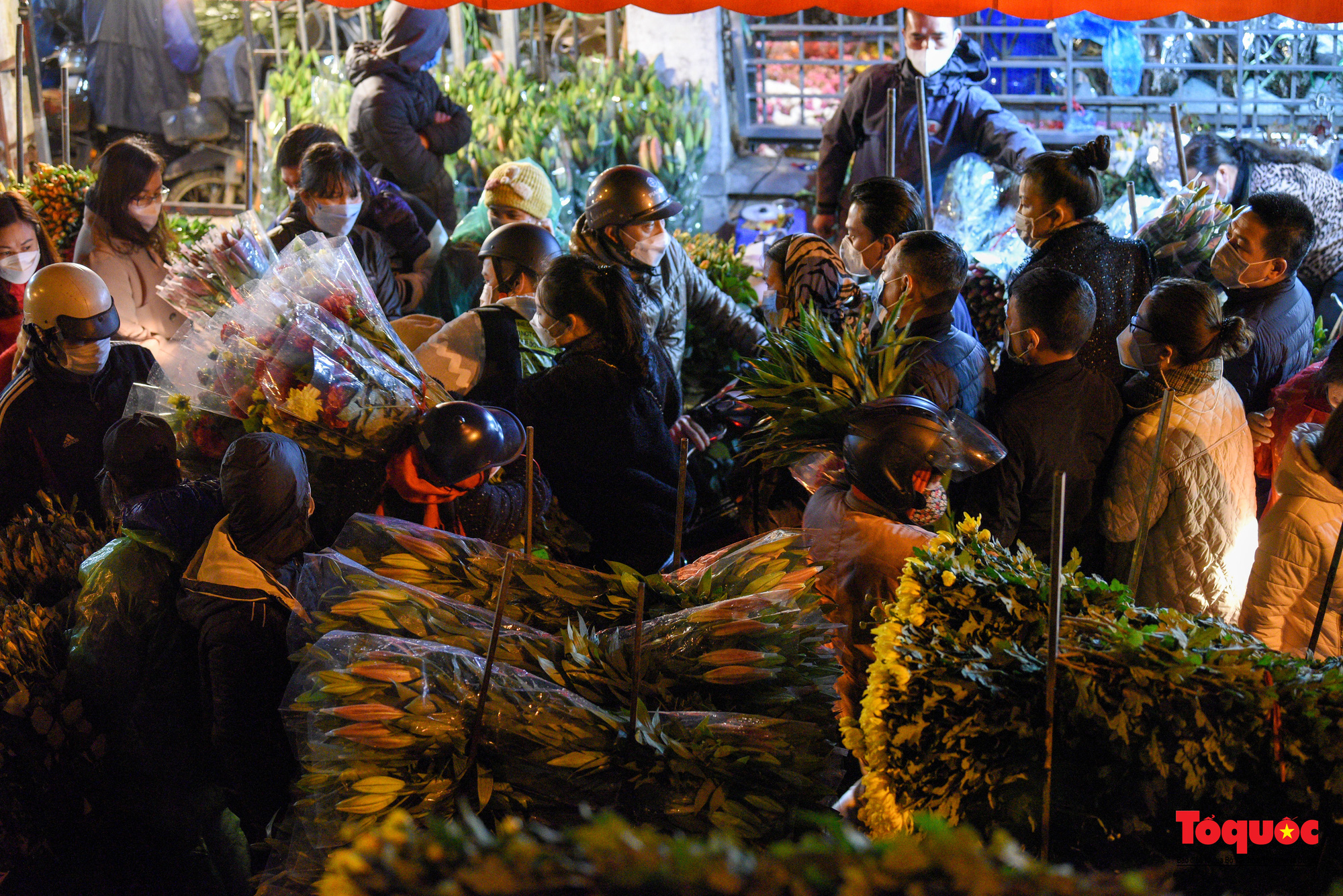 Chợ hoa đêm lớn nhất Hà Nội rộn ràng ngày cận Tết - Ảnh 4.