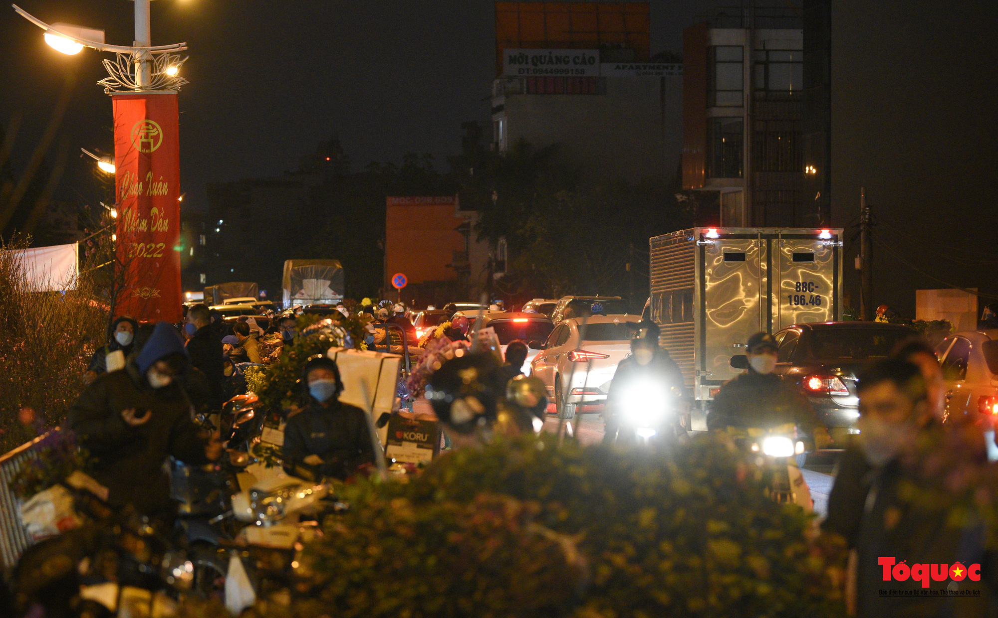 Chợ hoa đêm lớn nhất Hà Nội rộn ràng ngày cận Tết - Ảnh 17.