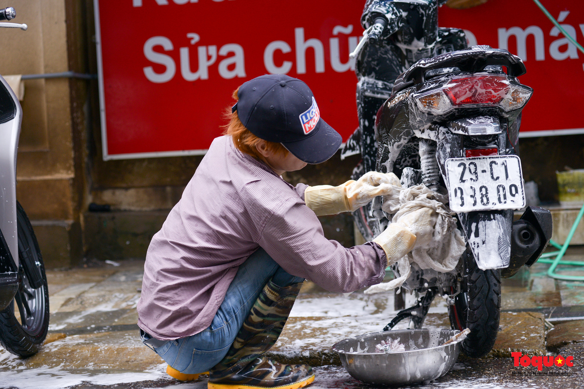 Rửa xe ngày Tết: Dịch vụ kiếm tiền triệu mỗi ngày - Ảnh 13.