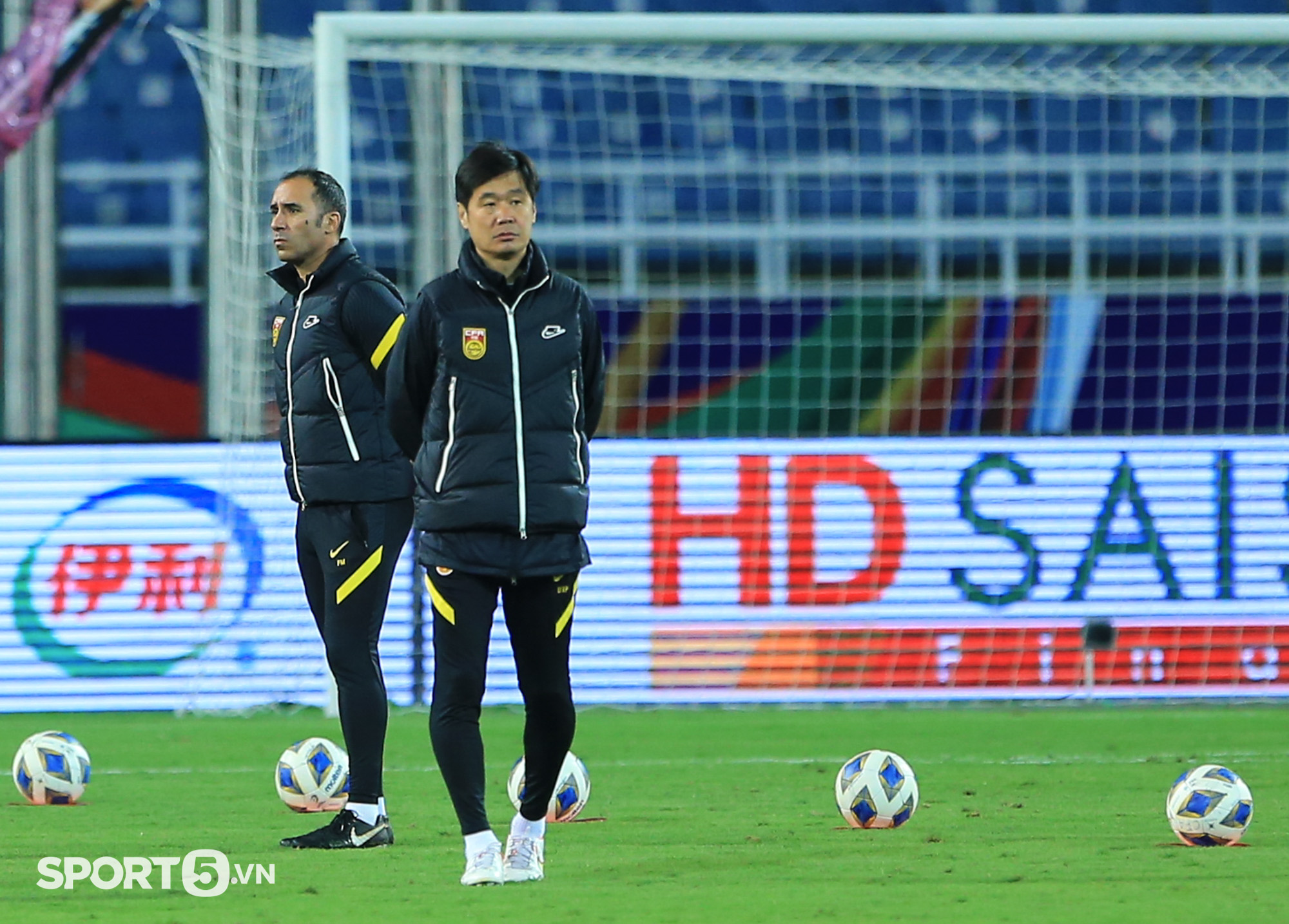 Tiền đạo Trung Quốc đỡ bóng kỹ thuật như Neymar ở buổi tập thử sân Mỹ Đình - Ảnh 8.