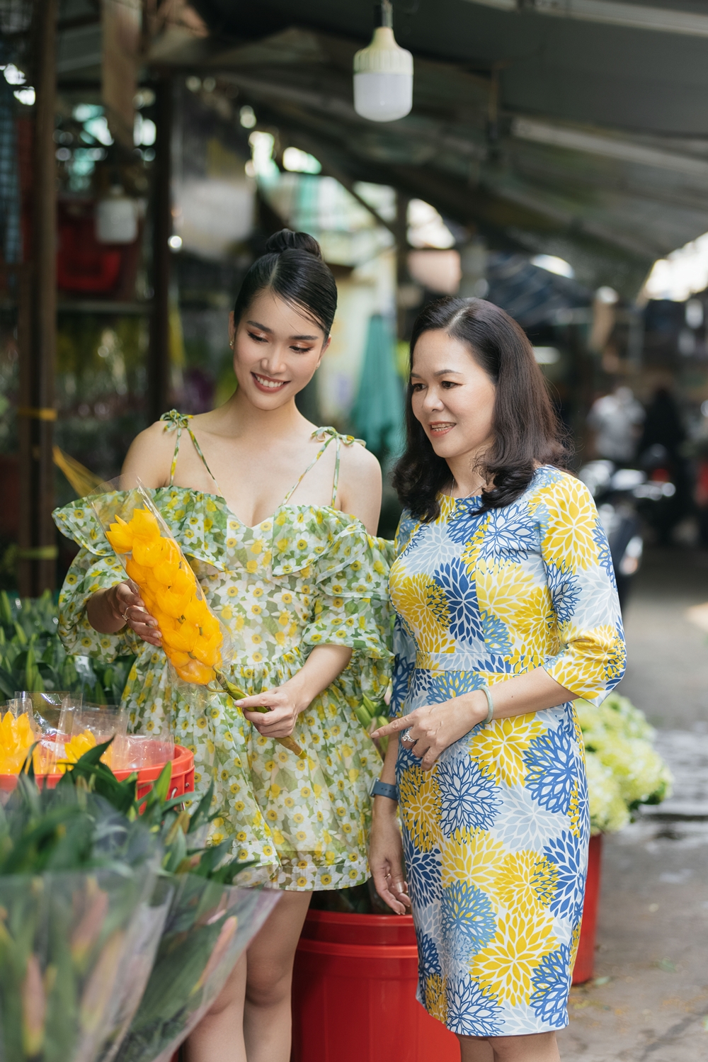 &quot;Á hậu học giỏi&quot; Phương Anh rạng rỡ đi chợ hoa sắm Tết cùng mẹ - Ảnh 3.