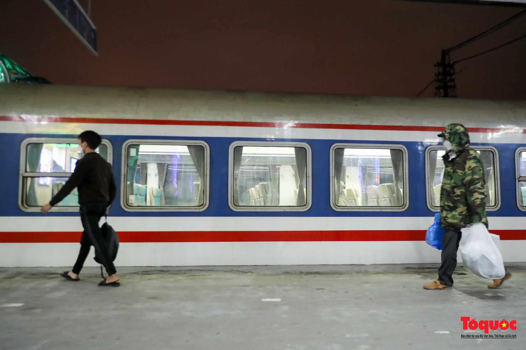 Chuyến tàu cuối năm Tân Sửu rời ga Hà Nội đưa khách về quê đón Tết Nhâm Dần - Ảnh 10.