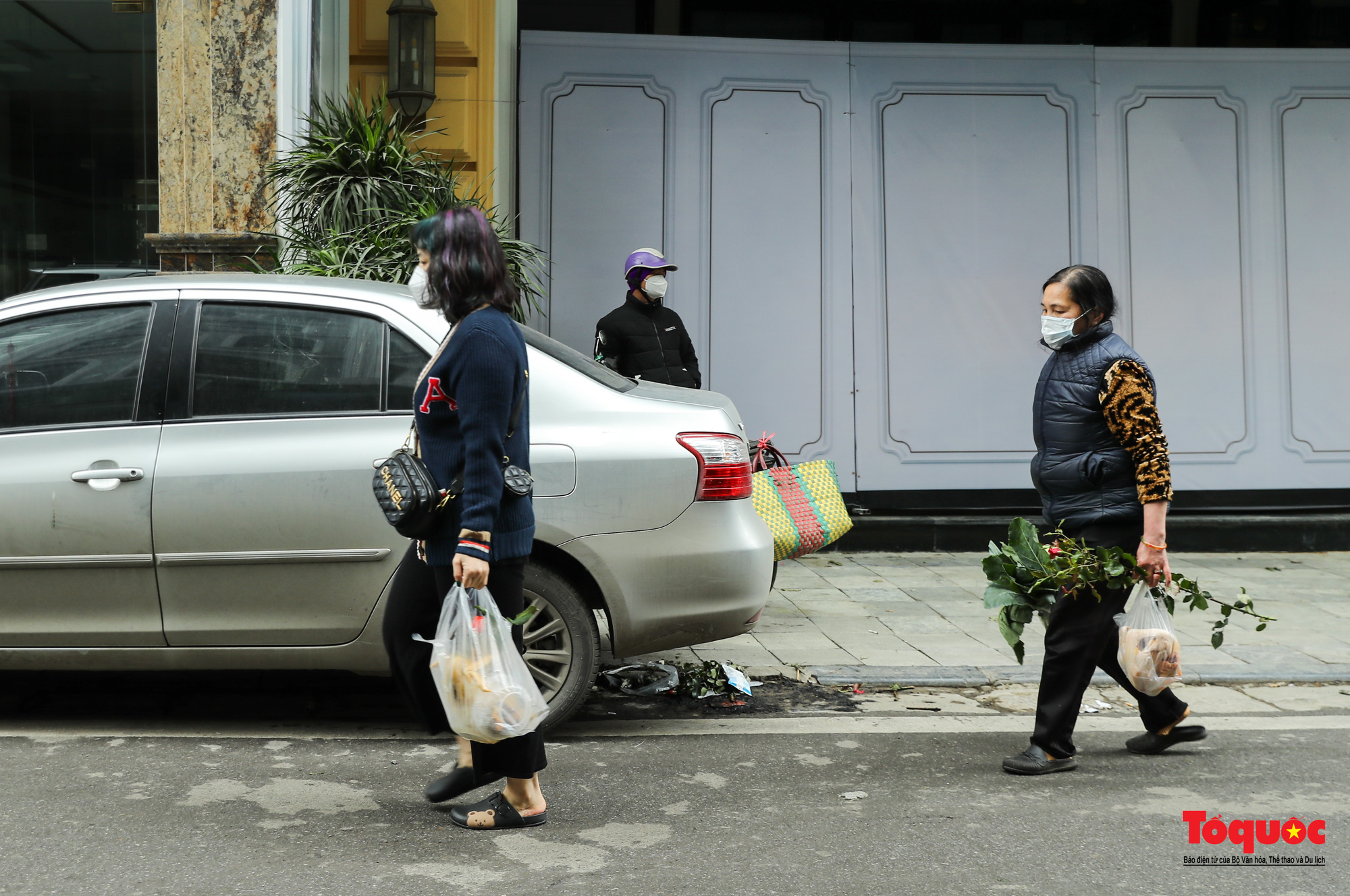 Hà Nội: Người người chen chân, mua bán tại “chợ nhà giàu” sáng 30 Tết - Ảnh 18.