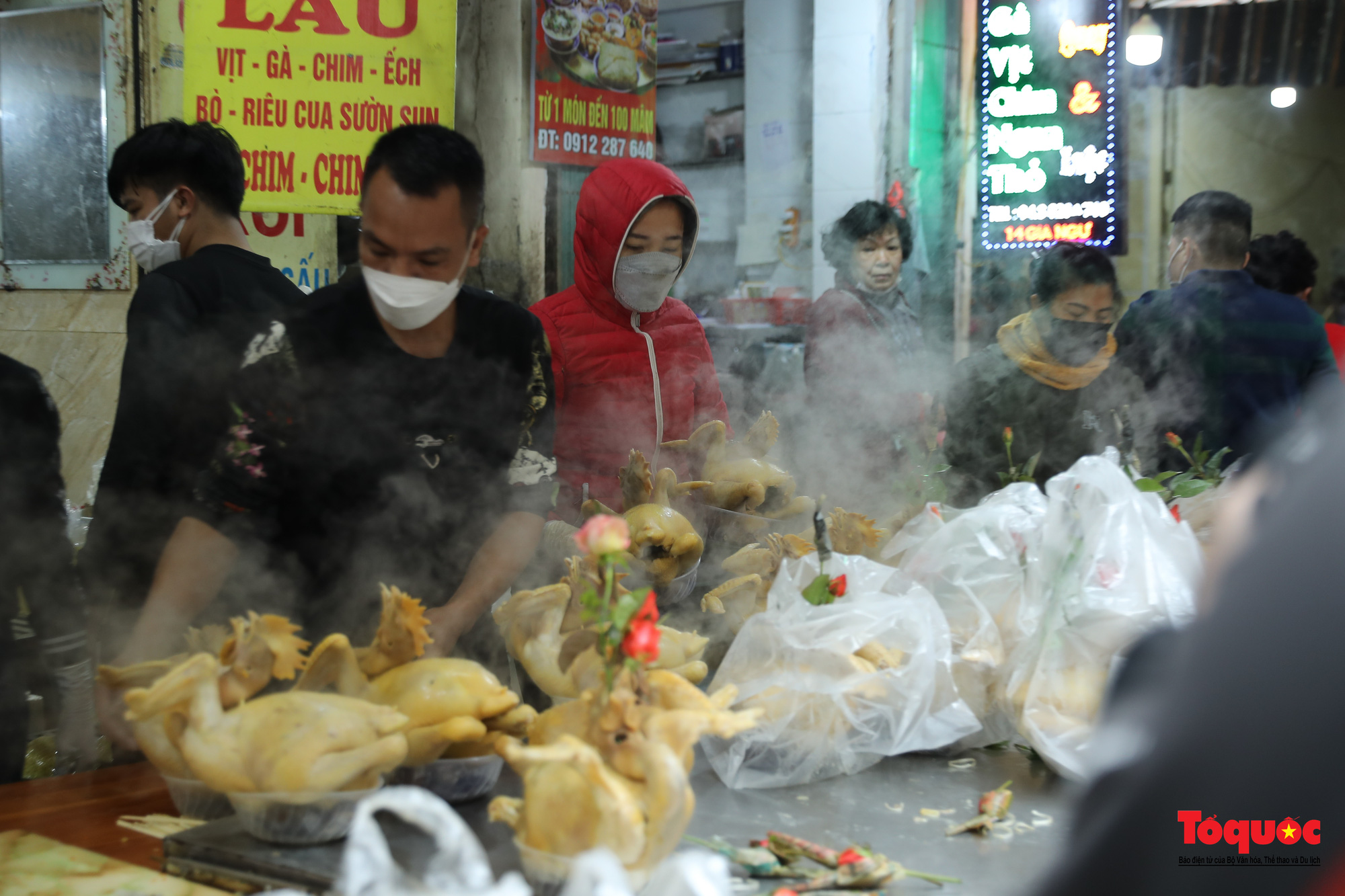Hà Nội: Người người chen chân, mua bán tại “chợ nhà giàu” sáng 30 Tết - Ảnh 7.