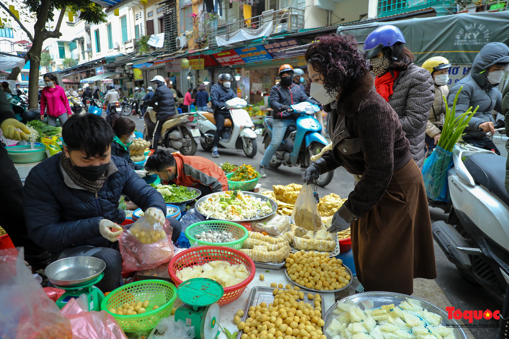 Hà Nội: Người người chen chân, mua bán tại “chợ nhà giàu” sáng 30 Tết - Ảnh 11.