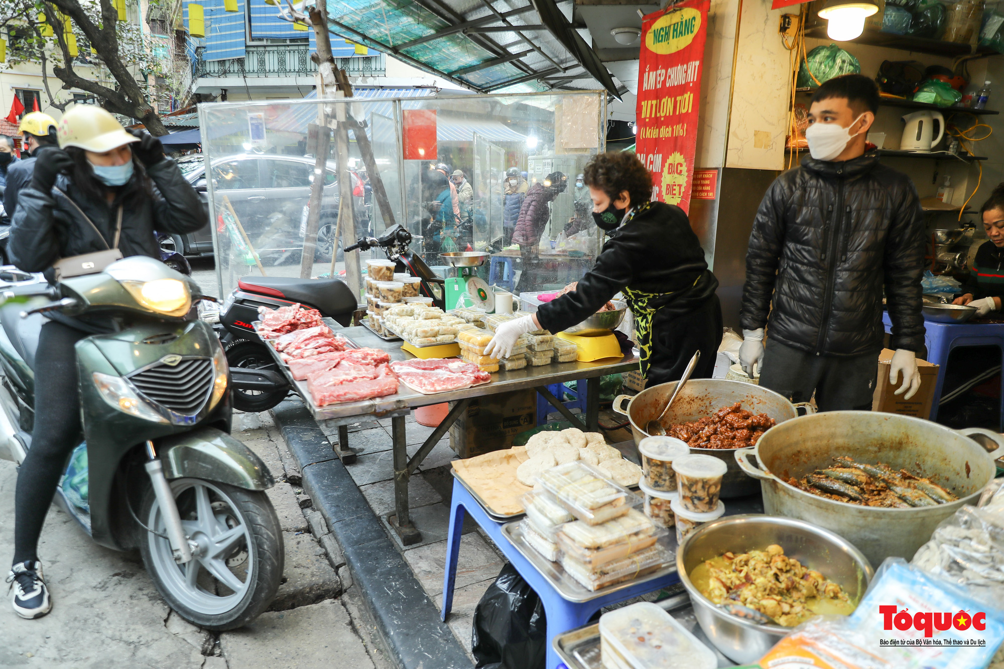 Hà Nội: Người người chen chân, mua bán tại “chợ nhà giàu” sáng 30 Tết - Ảnh 15.