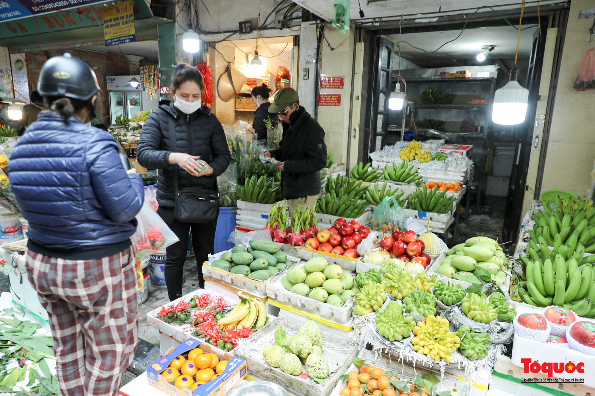 Hà Nội: Người người chen chân, mua bán tại “chợ nhà giàu” sáng 30 Tết - Ảnh 16.