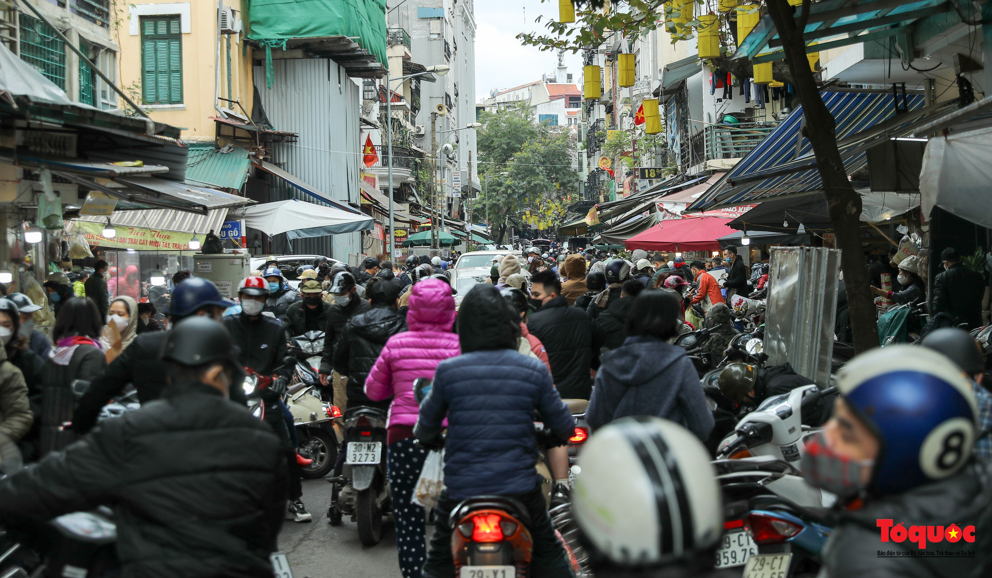 Hà Nội: Người người chen chân, mua bán tại “chợ nhà giàu” sáng 30 Tết - Ảnh 8.