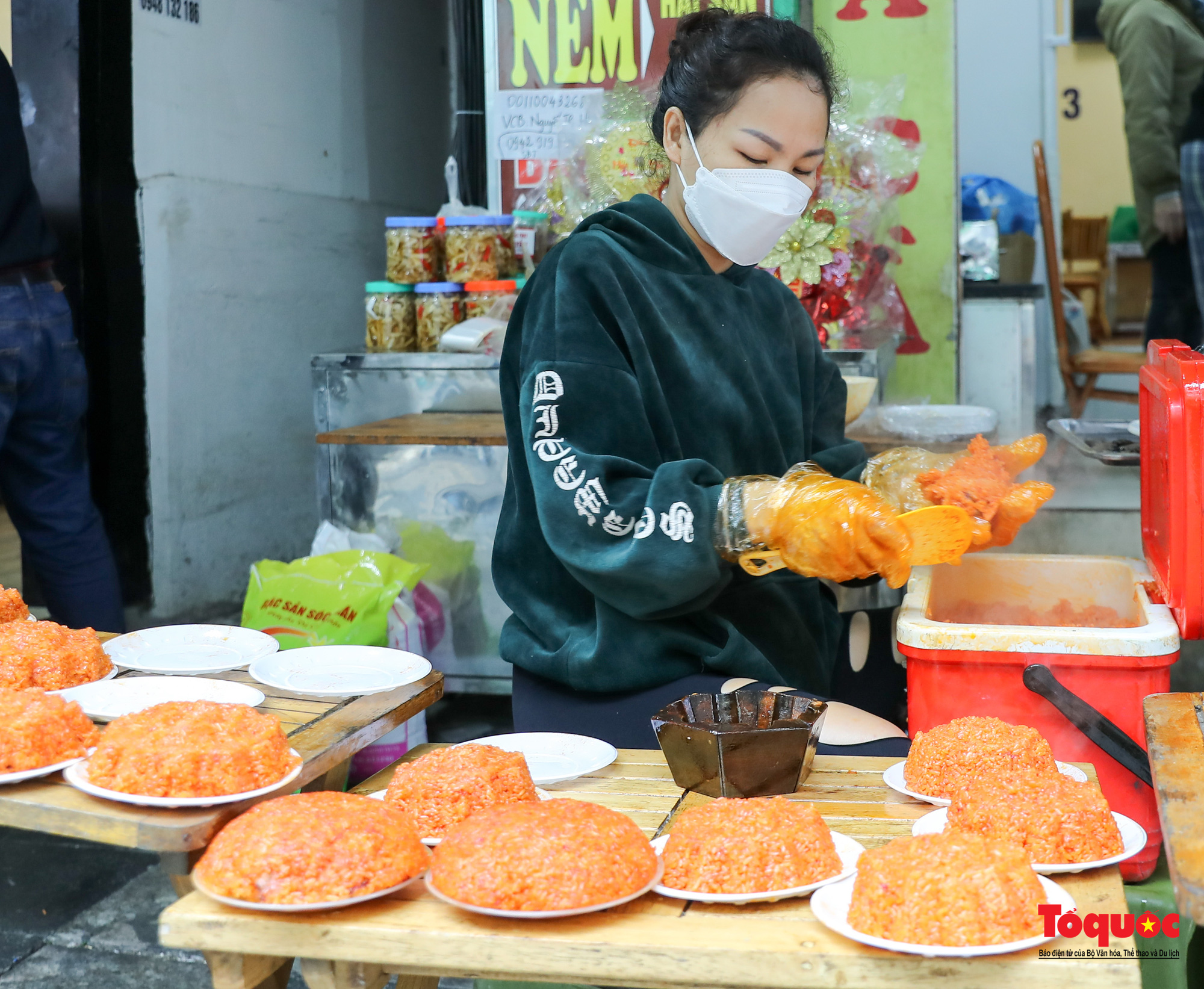 Hà Nội: Người người chen chân, mua bán tại “chợ nhà giàu” sáng 30 Tết - Ảnh 10.