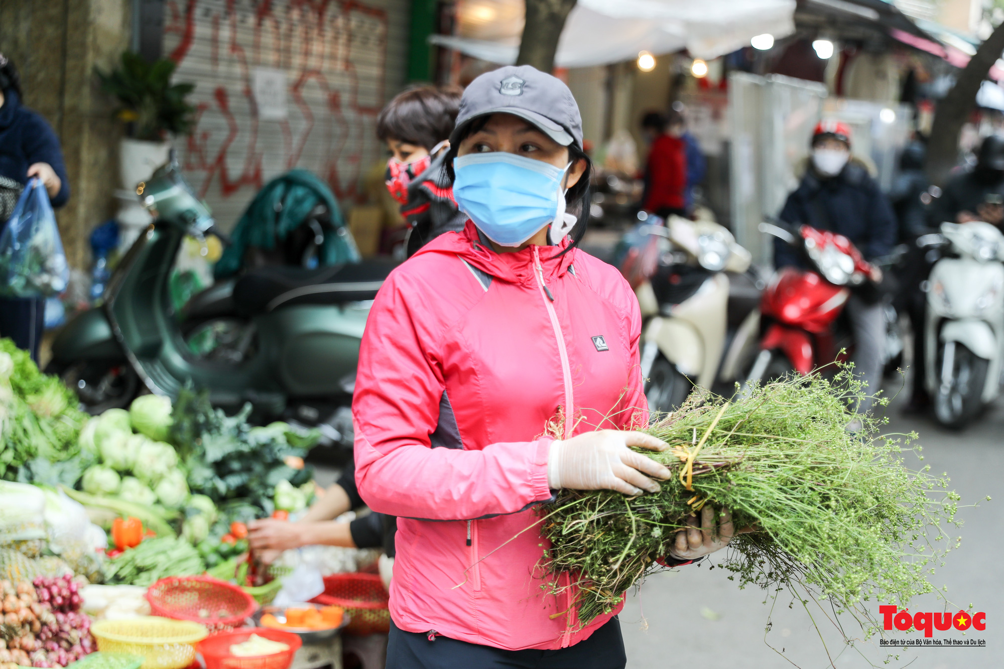 Hà Nội: Người người chen chân, mua bán tại “chợ nhà giàu” sáng 30 Tết - Ảnh 12.