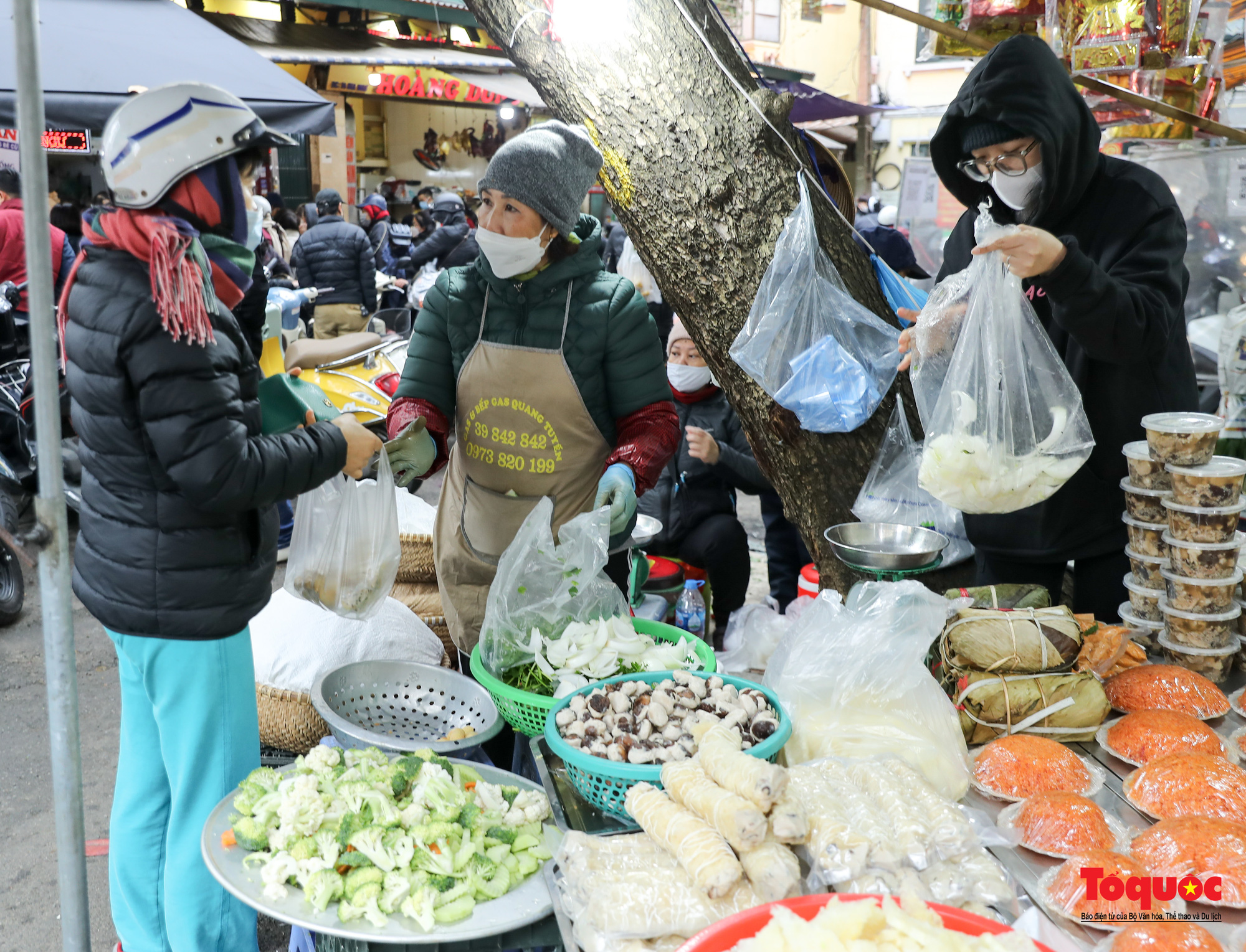 Hà Nội: Người người chen chân, mua bán tại “chợ nhà giàu” sáng 30 Tết - Ảnh 9.