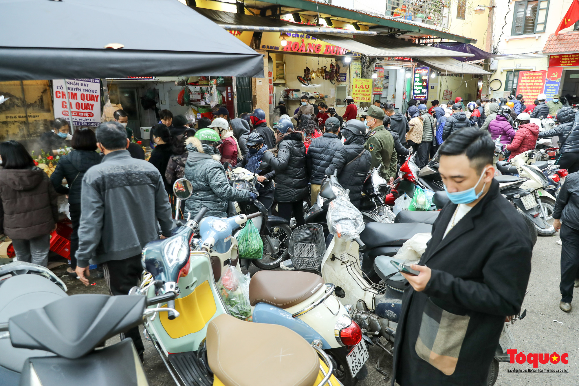 Hà Nội: Người người chen chân, mua bán tại “chợ nhà giàu” sáng 30 Tết - Ảnh 1.