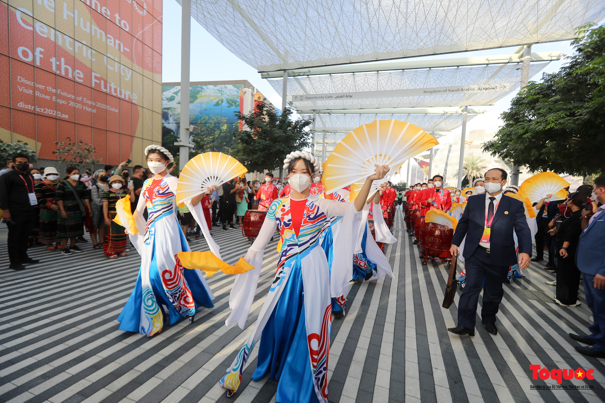 Màn diễu hành nghệ thuật của Việt Nam gây ấn tượng đẹp tại EXPO 2020 Dubai - Ảnh 4.
