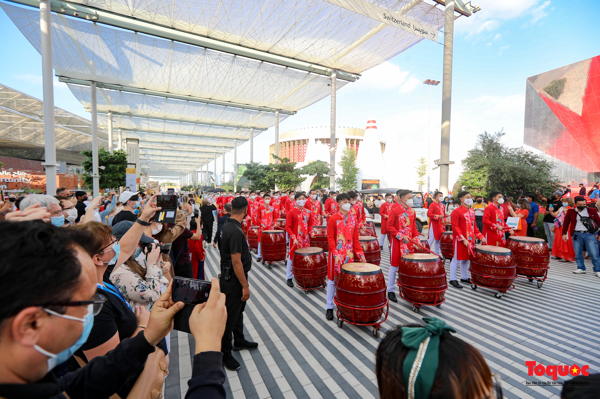 Màn diễu hành nghệ thuật của Việt Nam gây ấn tượng đẹp tại EXPO 2020 Dubai - Ảnh 1.