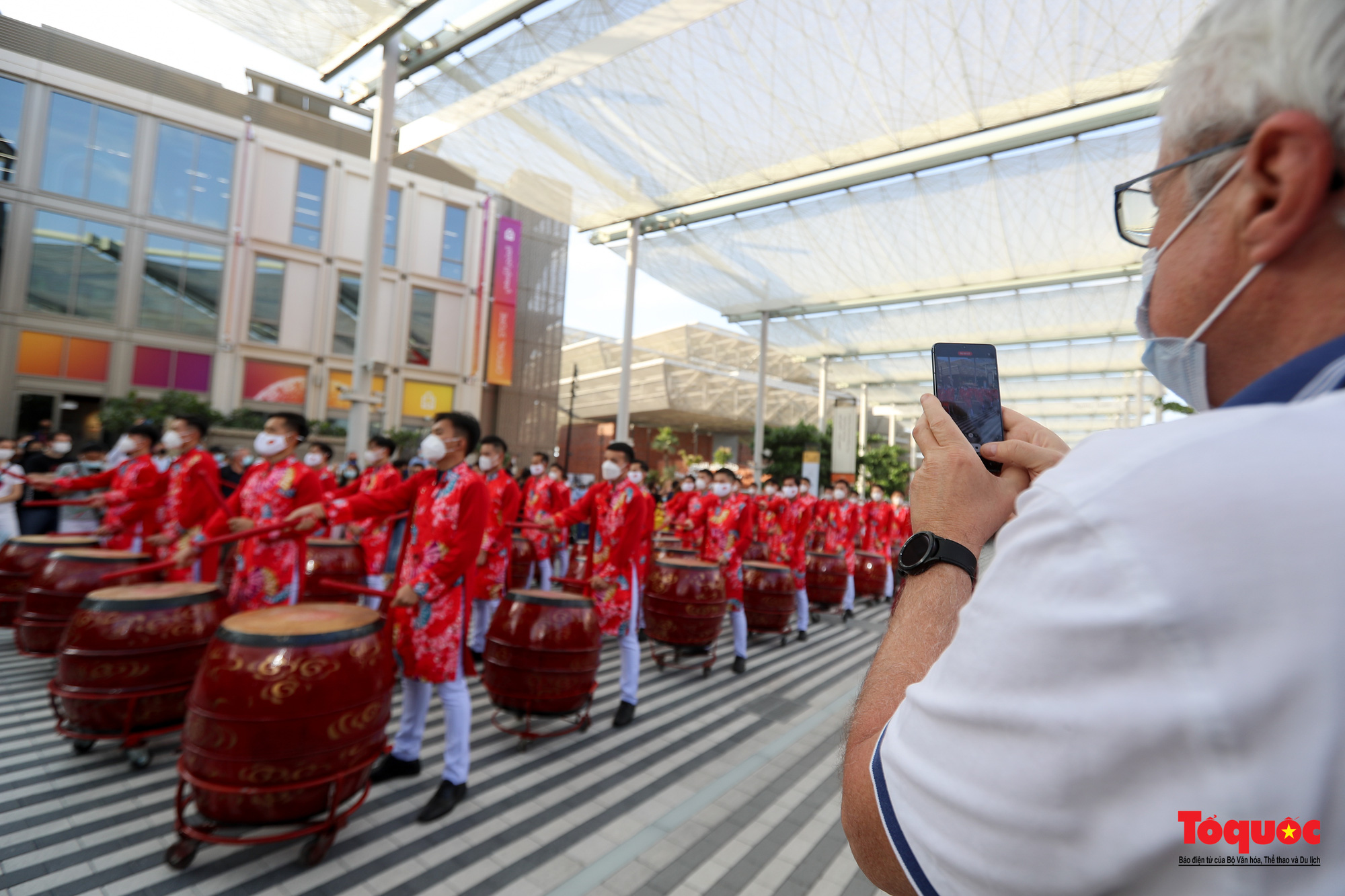 Màn diễu hành nghệ thuật của Việt Nam gây ấn tượng đẹp tại EXPO 2020 Dubai - Ảnh 3.