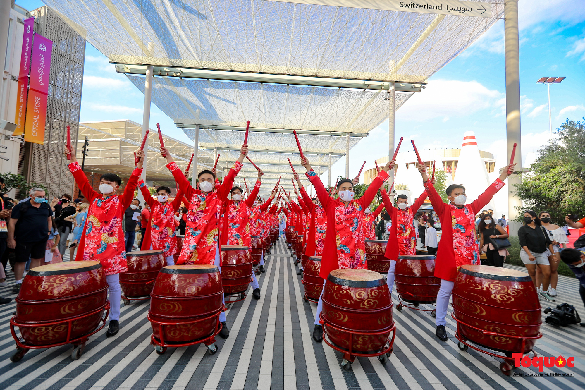 Màn diễu hành nghệ thuật của Việt Nam gây ấn tượng đẹp tại EXPO 2020 Dubai - Ảnh 2.