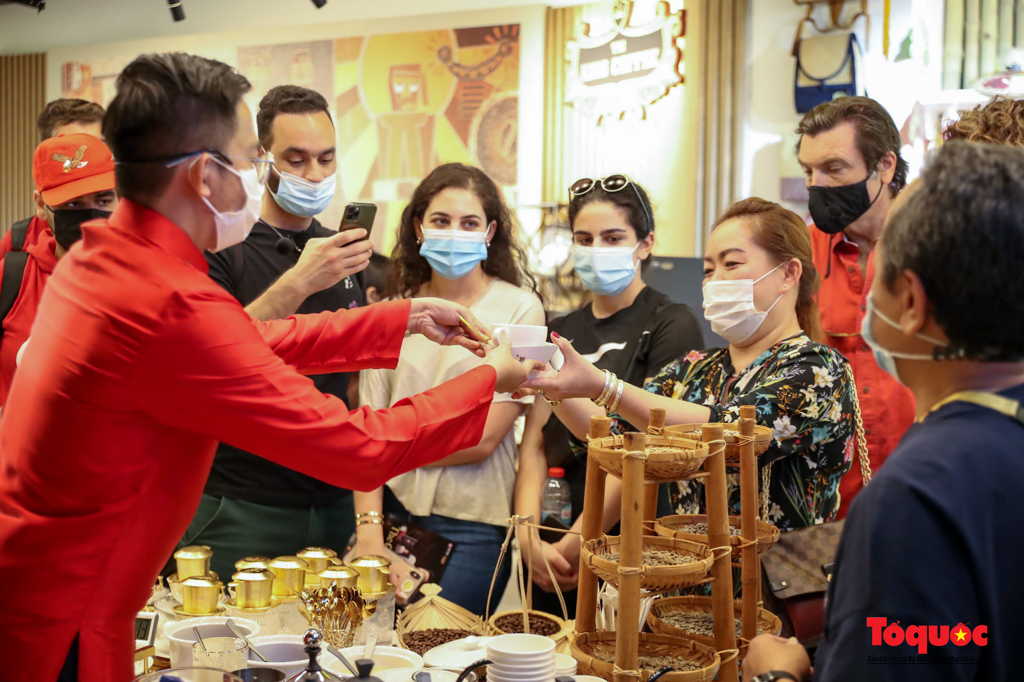 Khách nước ngoài thích thú thưởng thức cà phê Việt Nam tại EXPO 2020 Dubai - Ảnh 5.