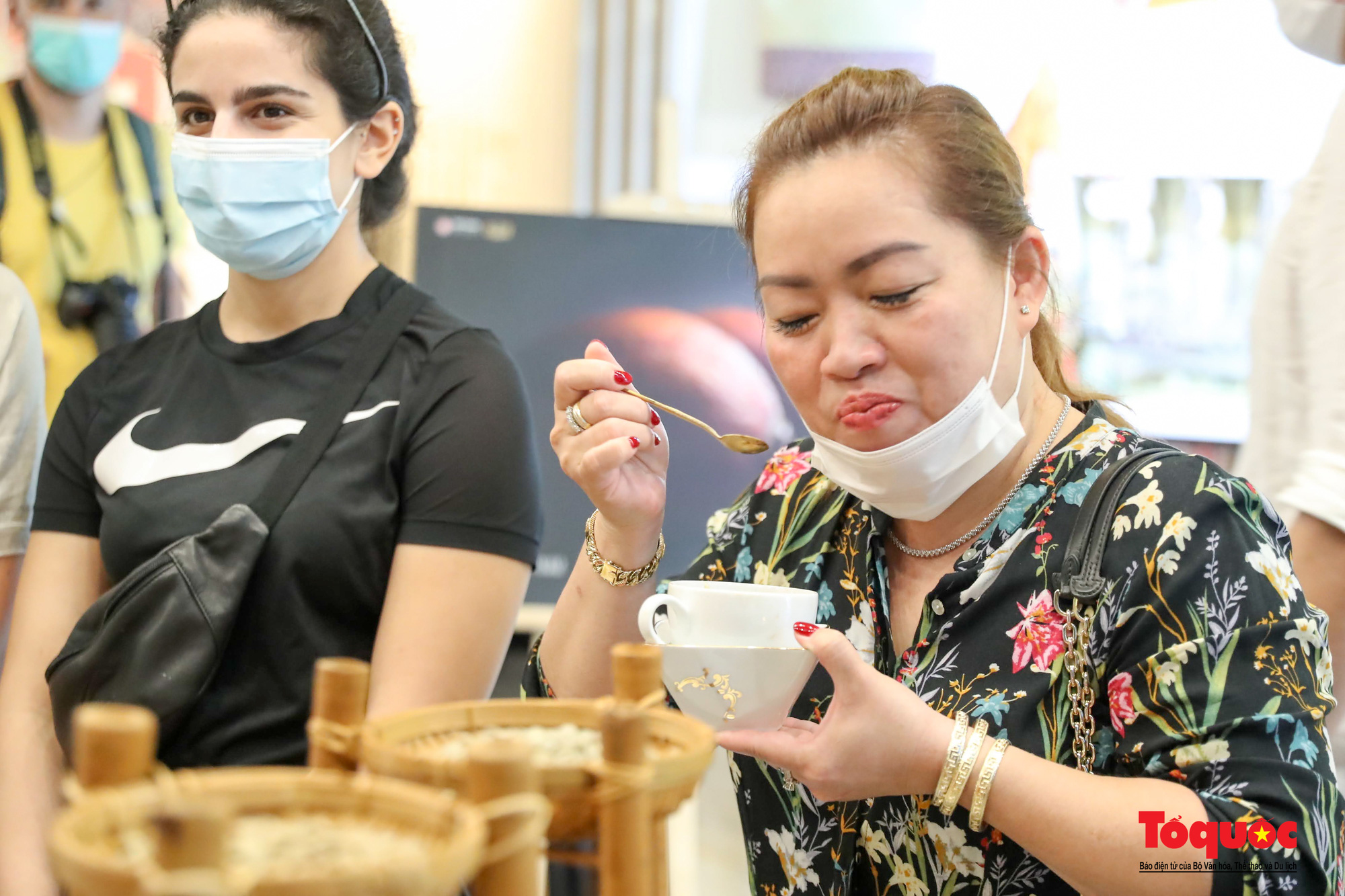 Khách nước ngoài thích thú thưởng thức cà phê Việt Nam tại EXPO 2020 Dubai - Ảnh 7.