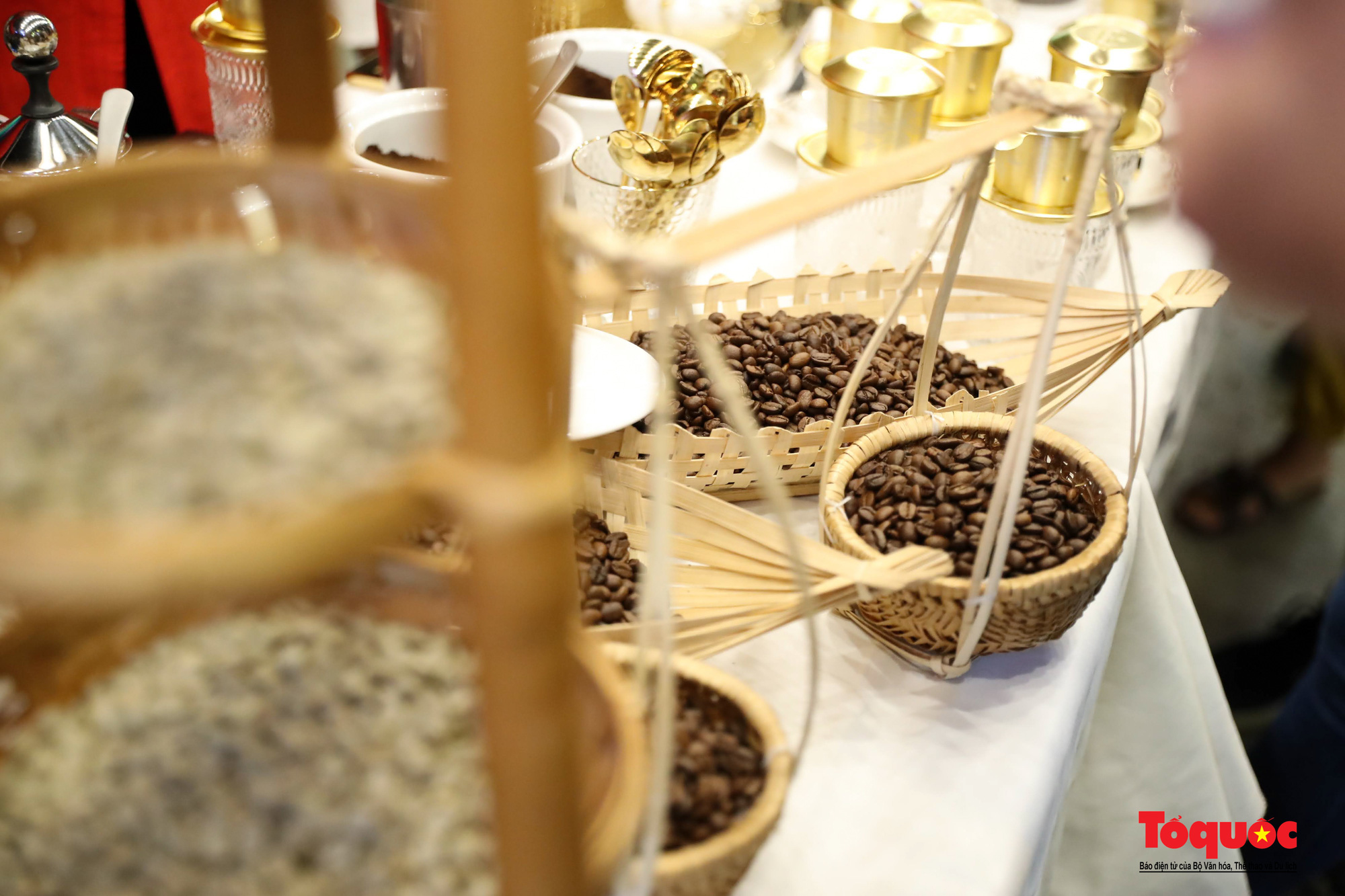 Khách nước ngoài thích thú thưởng thức cà phê Việt Nam tại EXPO 2020 Dubai - Ảnh 3.
