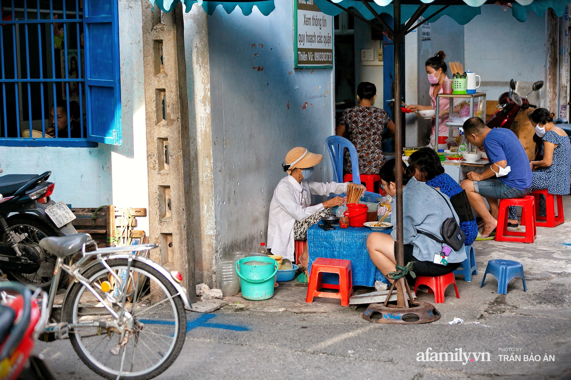 Hàng bánh ướt &quot;mua nhiêu cũng bán&quot; suốt 50 năm, có tiếng như bữa cơm nhà &quot;nuôi&quot; con nít trong xóm từ nhỏ đến khi lên đại học - Ảnh 3.