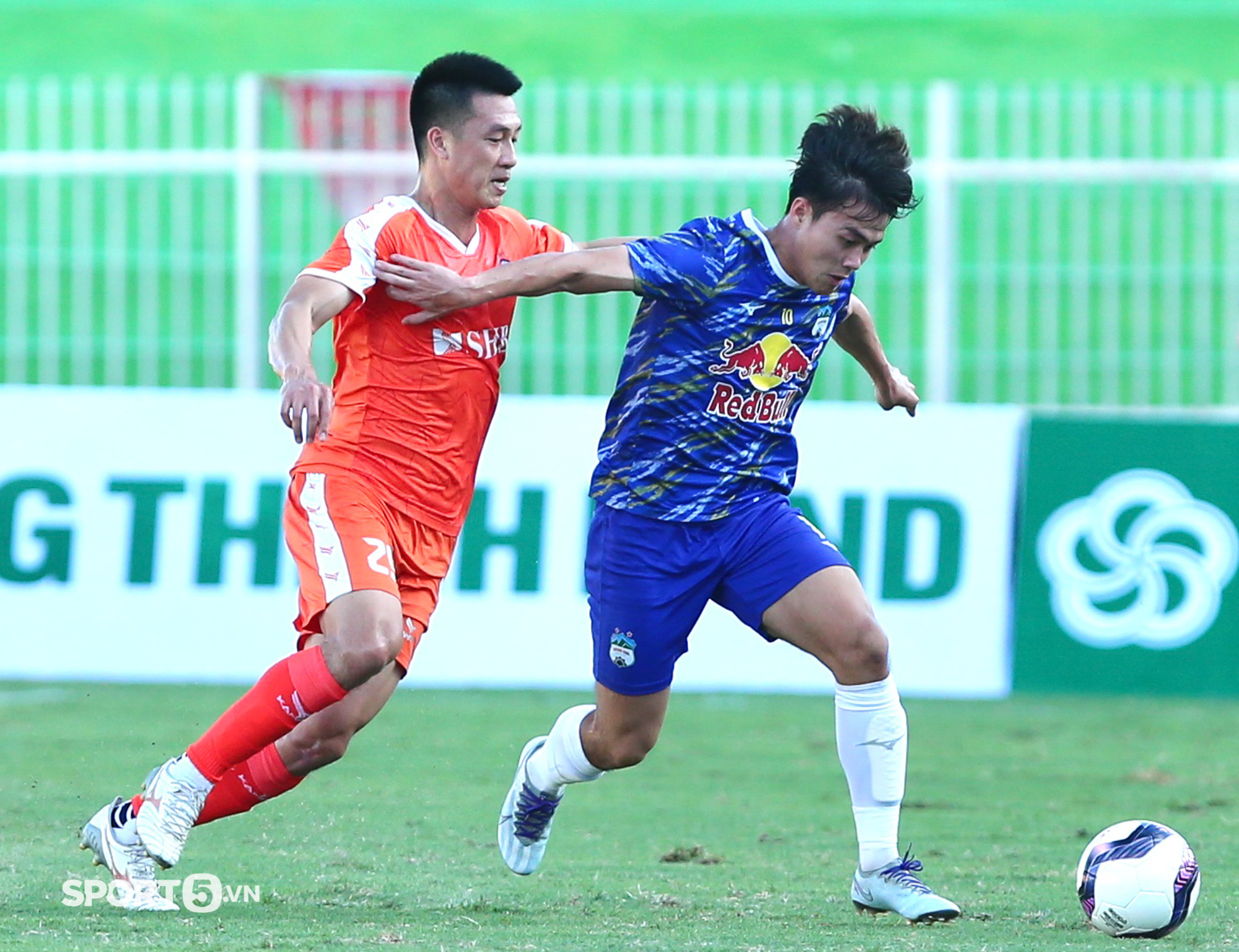 Hữu Tuấn thi đấu bình tình giúp HAGL ngược dòng 2-1 trong ngày gọi trở lại ĐTQG - Ảnh 3.