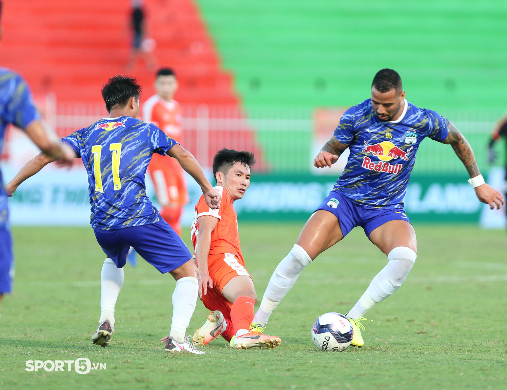 Hữu Tuấn thi đấu bình tình giúp HAGL ngược dòng 2-1 trong ngày gọi trở lại ĐTQG - Ảnh 4.