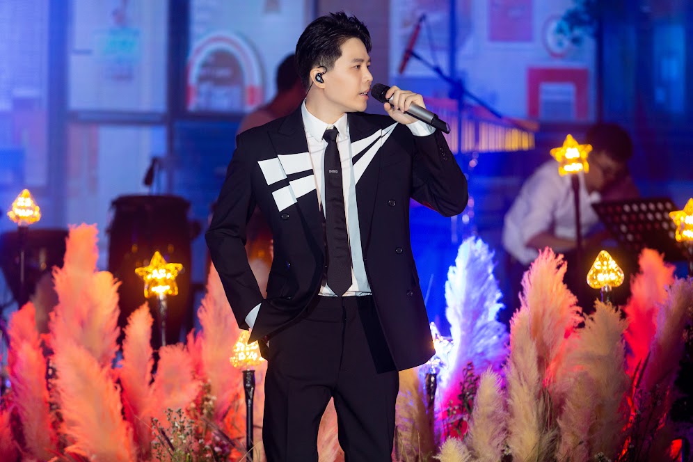 Trịnh Thăng Bình có màn song ca ngọt ngào với tình cũ Liz Kim Cương trong liveshow 10 năm, bật khóc khi hát ca khúc tự nhận dở nhất? - Ảnh 5.