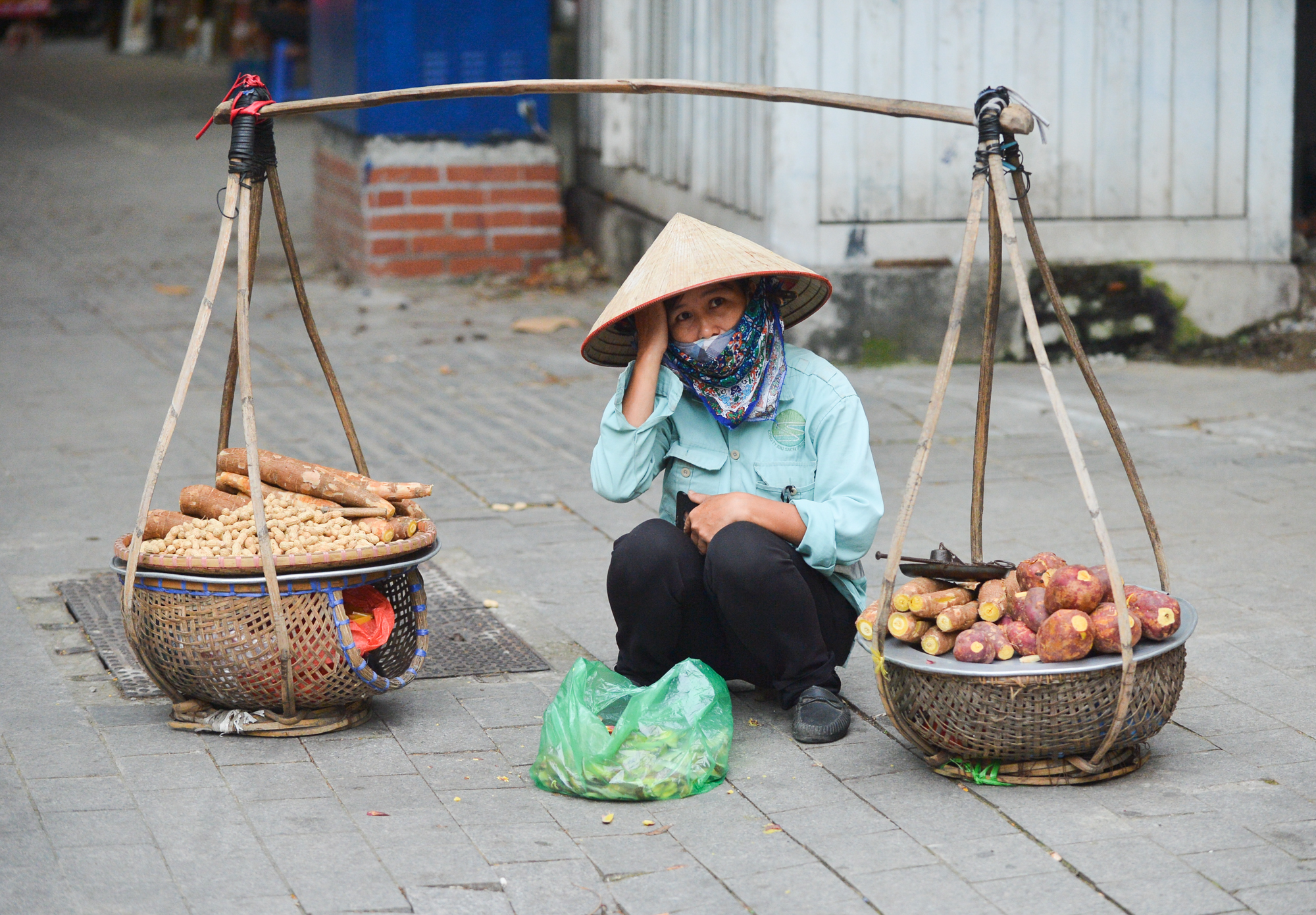 Ảnh: Người Hà Nội mặc áo ấm ra đường, đón đợt rét đầu tiên trong năm - Ảnh 7.