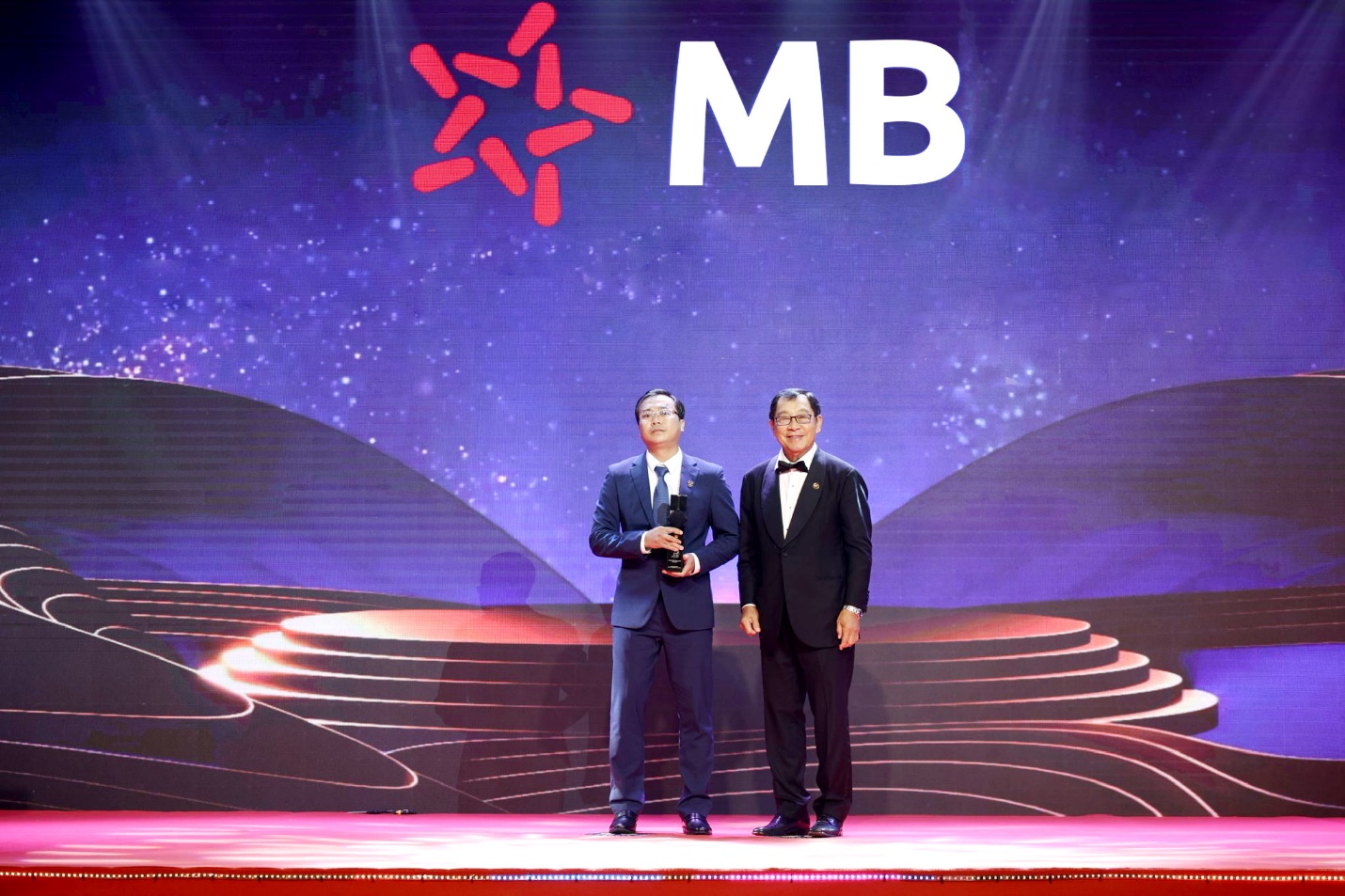 MB được vinh danh Doanh nghiệp  xuất sắc châu Á 2022 - Ảnh 1.