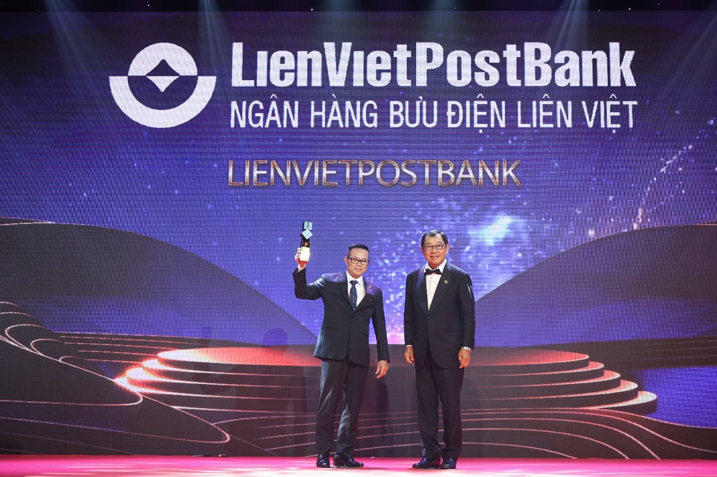 &quot;LienVietPostBank nhận giải thưởng &quot;Doanh nghiệp xuất sắc Châu Á 2022&quot; - Ảnh 2.