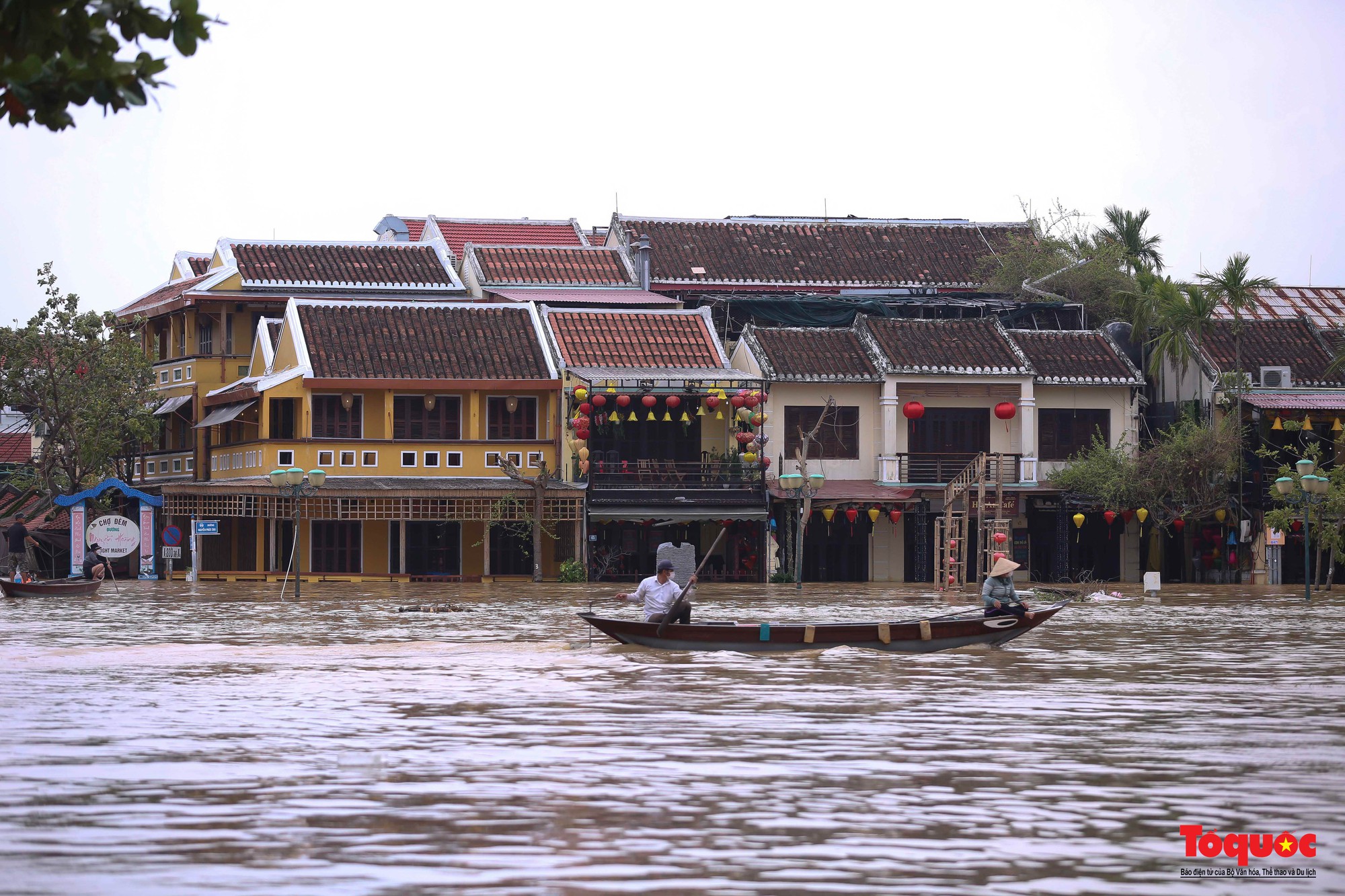 Hội An lại ngập lụt, du khách sơ tán bằng ghe - Ảnh 8.