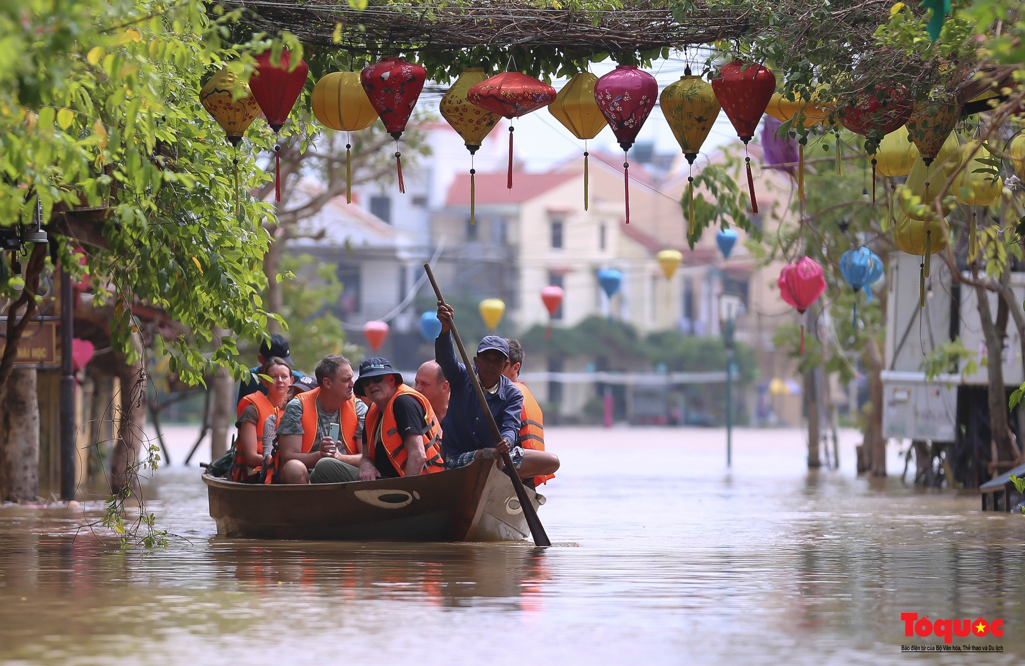 Hội An lại ngập lụt, du khách sơ tán bằng ghe - Ảnh 10.