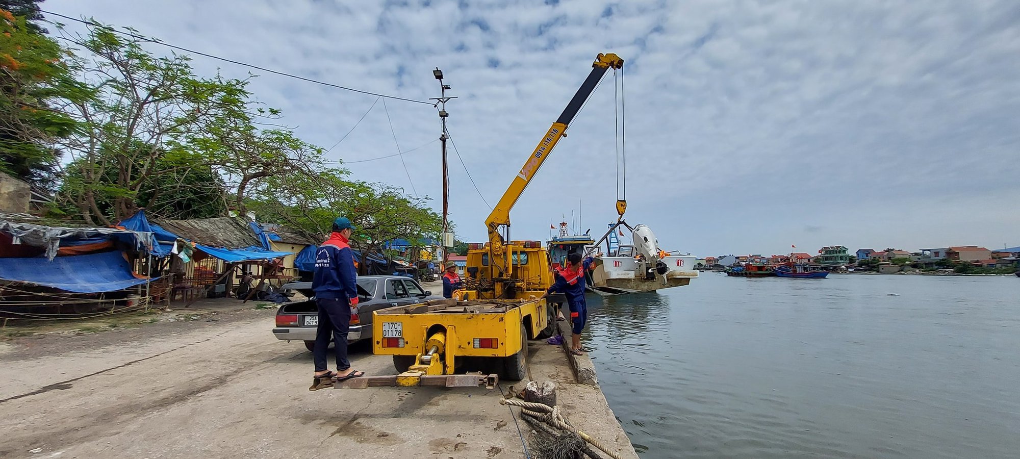 Ngoài sử dụng cano, đội luôn có những chiếc cẩu chuyên dụng hỗ trợ