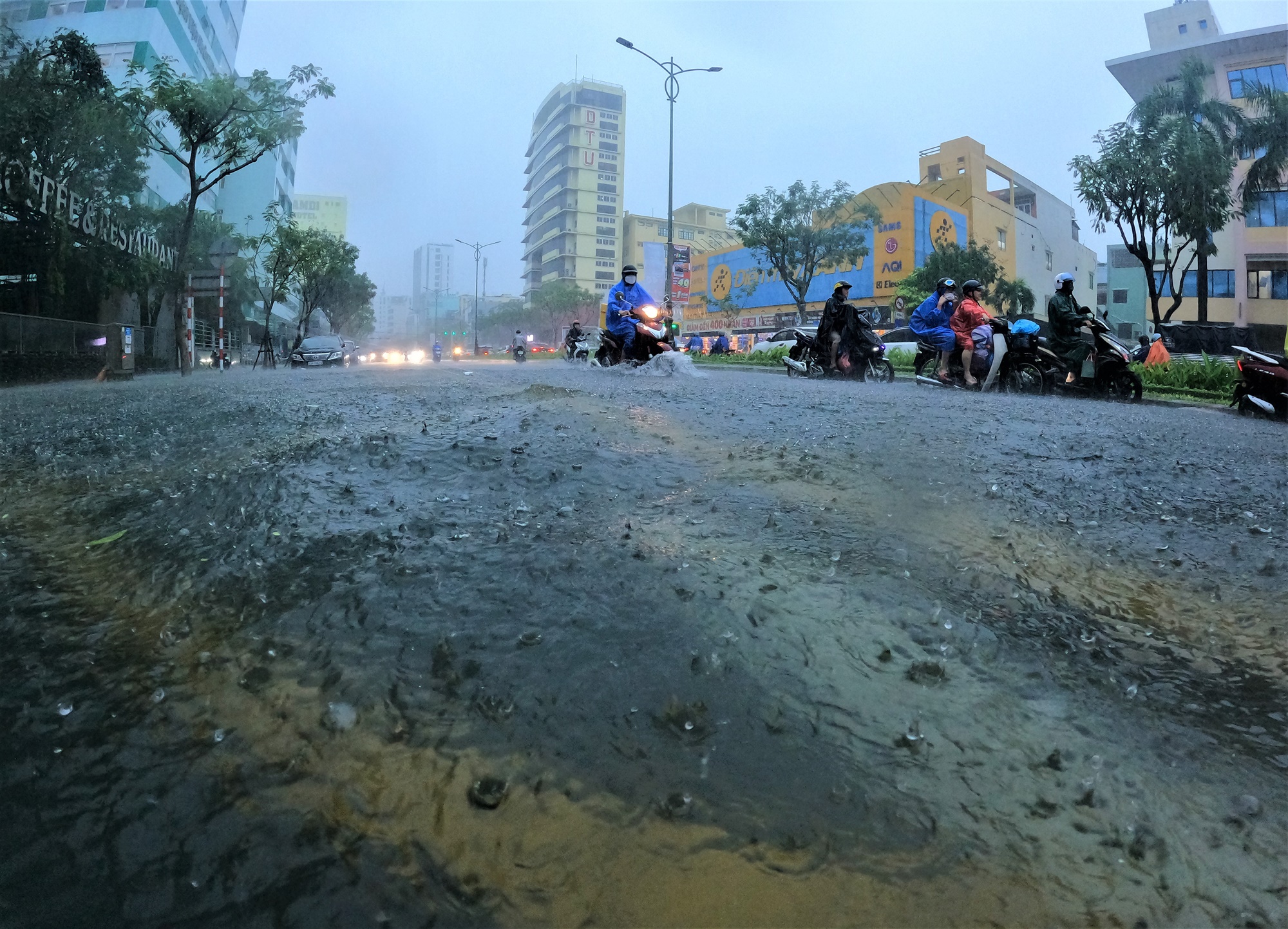 Clip, ảnh: Đường phố Đà Nẵng thành sông sau mưa, người dân dắt xe bì bõm về nhà - Ảnh 4.
