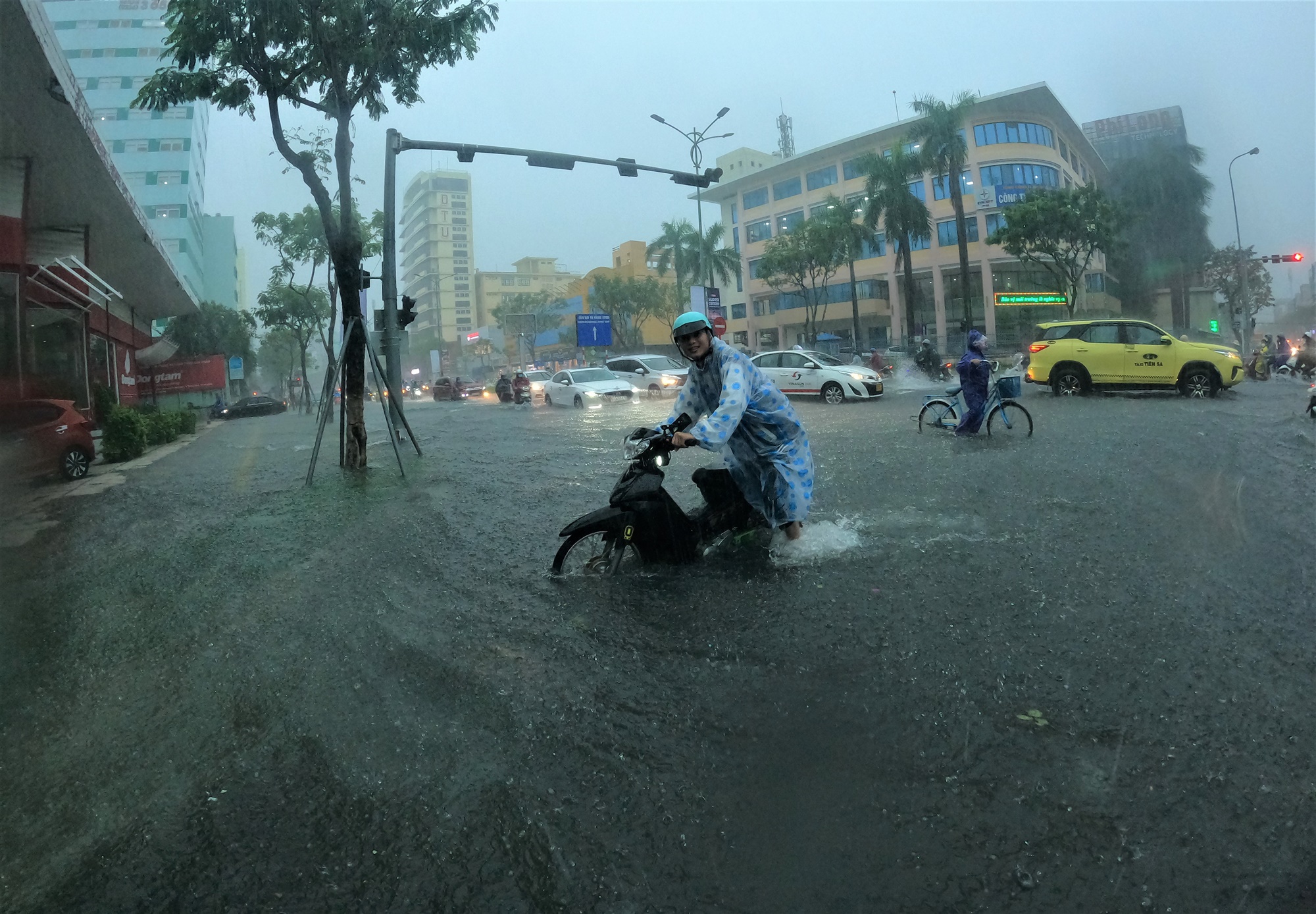 Clip, ảnh: Đường phố Đà Nẵng thành sông sau mưa, người dân dắt xe bì bõm về nhà - Ảnh 4.