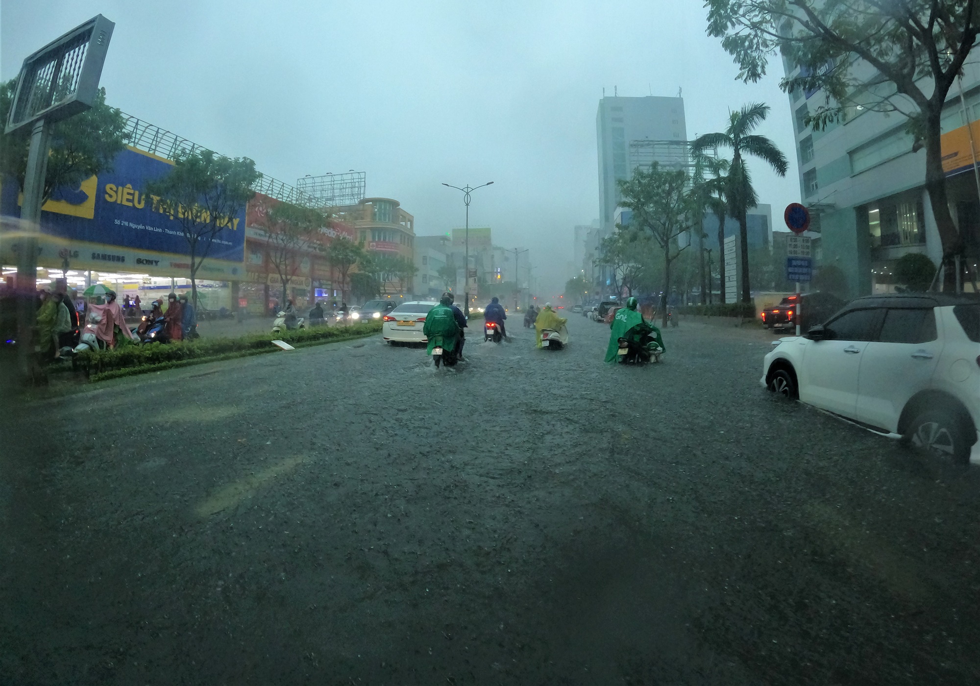 Clip, ảnh: Đường phố Đà Nẵng thành sông sau mưa, người dân dắt xe bì bõm về nhà - Ảnh 3.