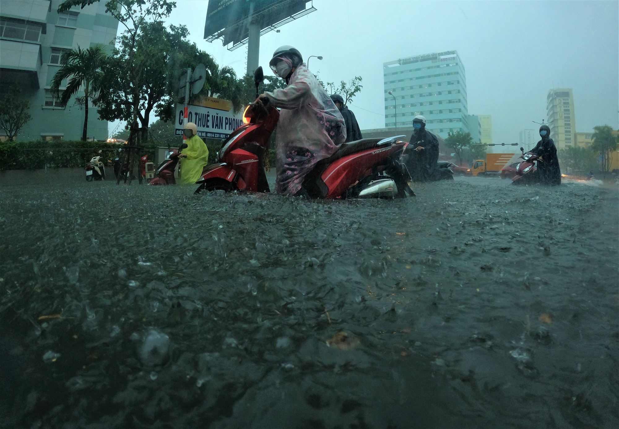 Clip, ảnh: Đường phố Đà Nẵng thành sông sau mưa, người dân dắt xe bì bõm về nhà - Ảnh 2.