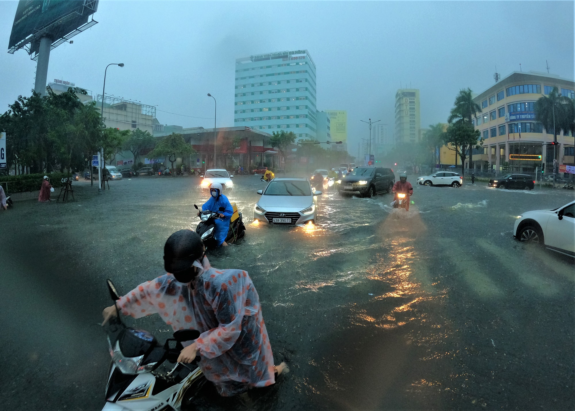 Clip, ảnh: Đường phố Đà Nẵng thành sông sau mưa, người dân dắt xe bì bõm về nhà - Ảnh 1.