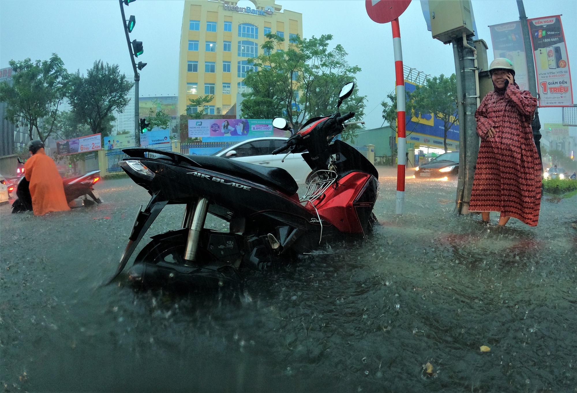 Clip, ảnh: Đường phố Đà Nẵng thành sông sau mưa, người dân dắt xe bì bõm về nhà - Ảnh 12.