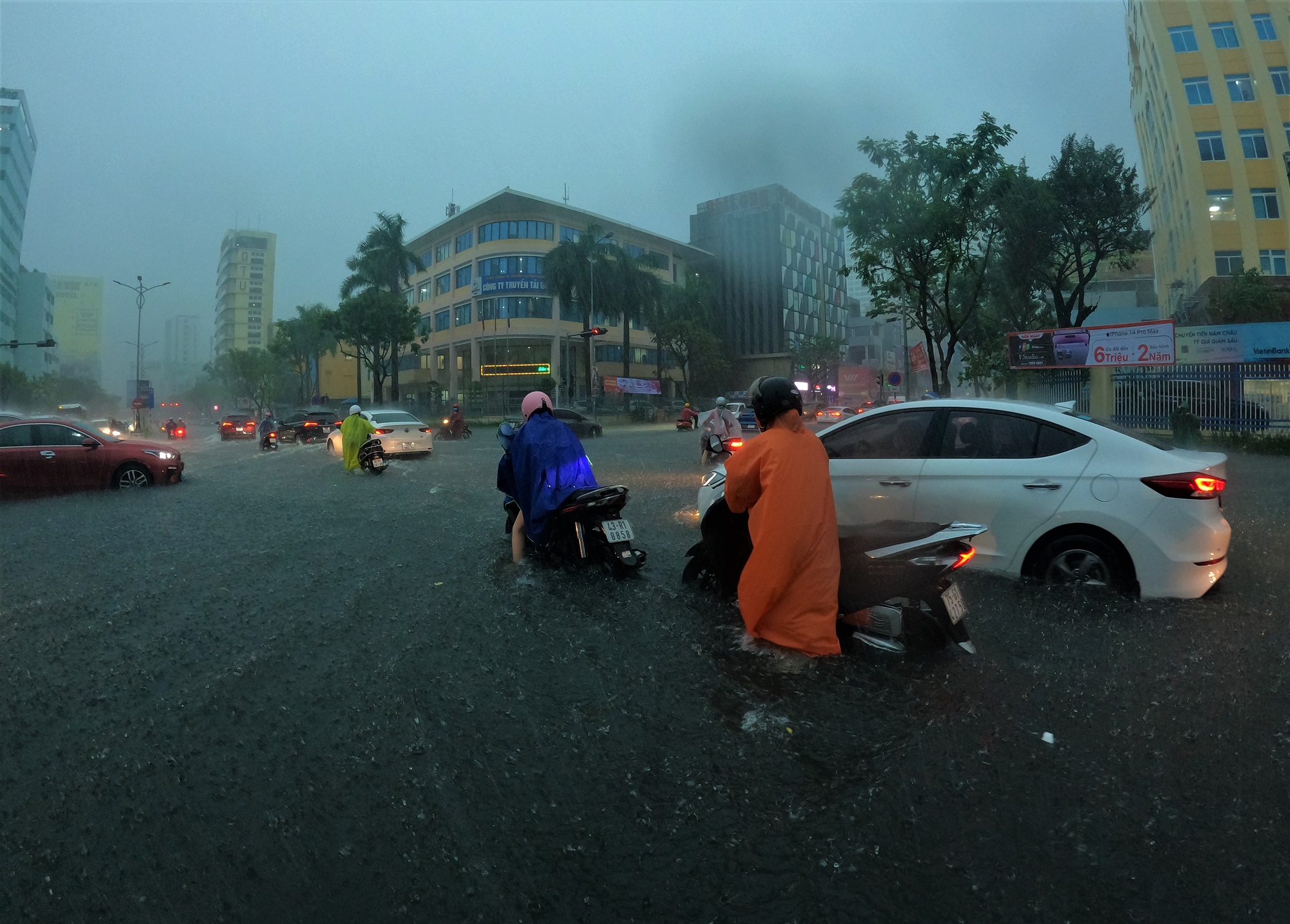Clip, ảnh: Đường phố Đà Nẵng thành sông sau mưa, người dân dắt xe bì bõm về nhà - Ảnh 9.