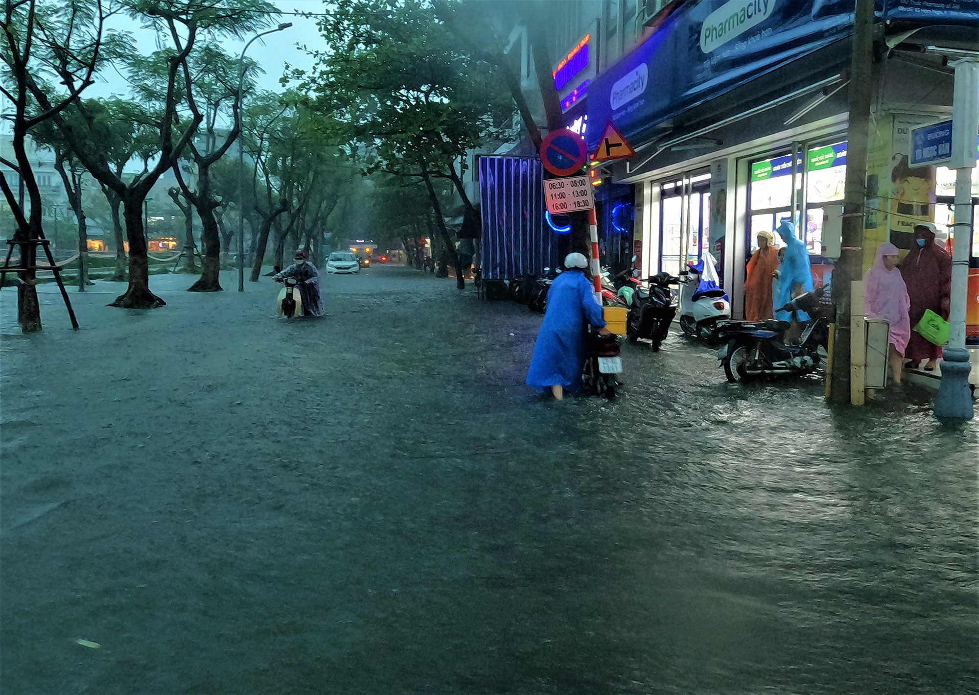 Clip, ảnh: Đường phố Đà Nẵng thành sông sau mưa, người dân dắt xe bì bõm về nhà - Ảnh 11.