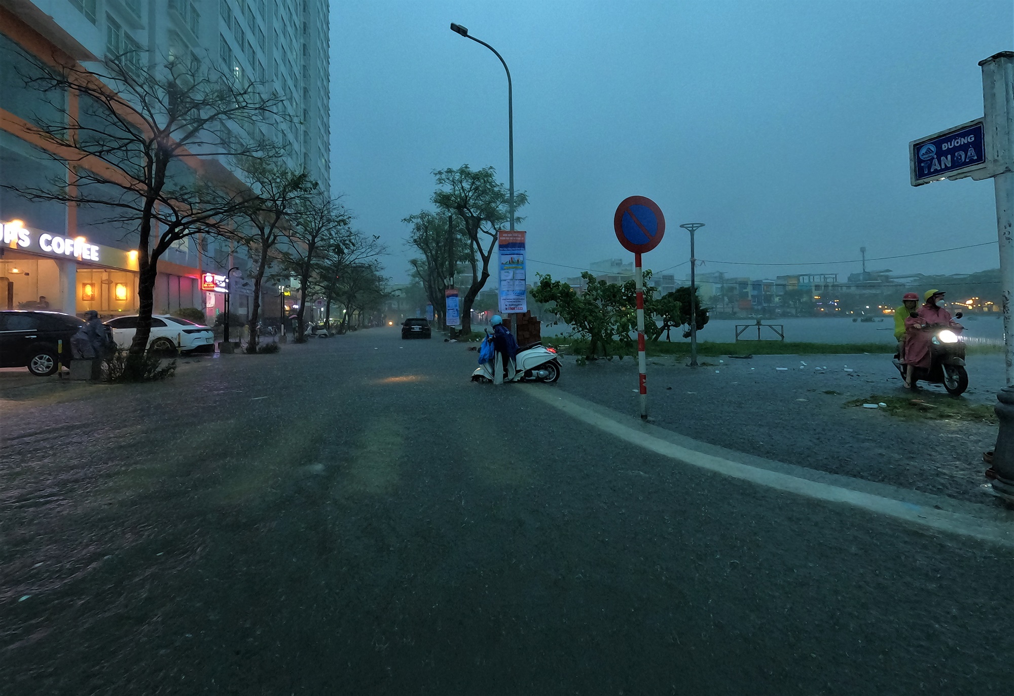 Clip, ảnh: Đường phố Đà Nẵng thành sông sau mưa, người dân dắt xe bì bõm về nhà - Ảnh 12.