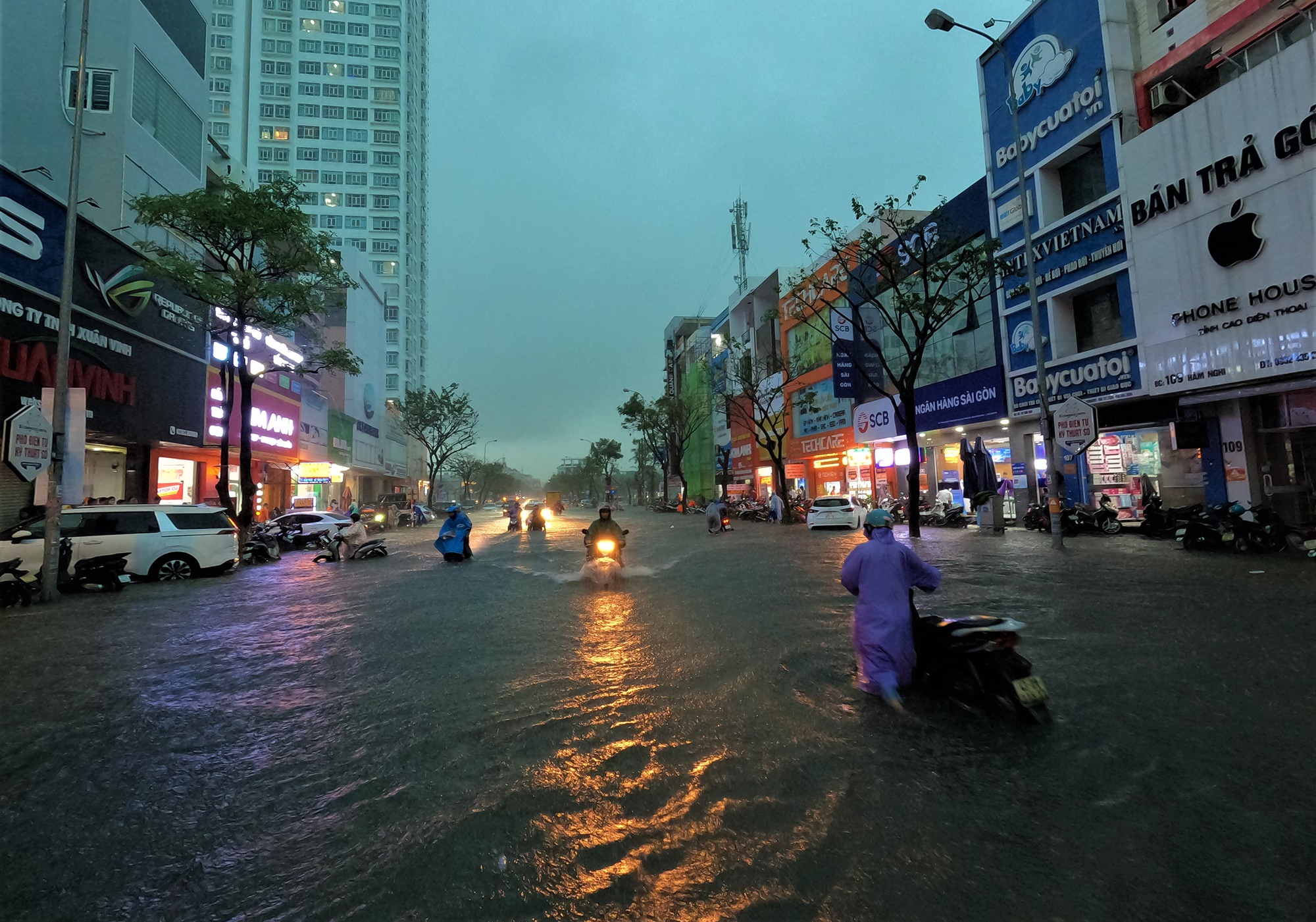 Clip, ảnh: Đường phố Đà Nẵng thành sông sau mưa, người dân dắt xe bì bõm về nhà - Ảnh 6.