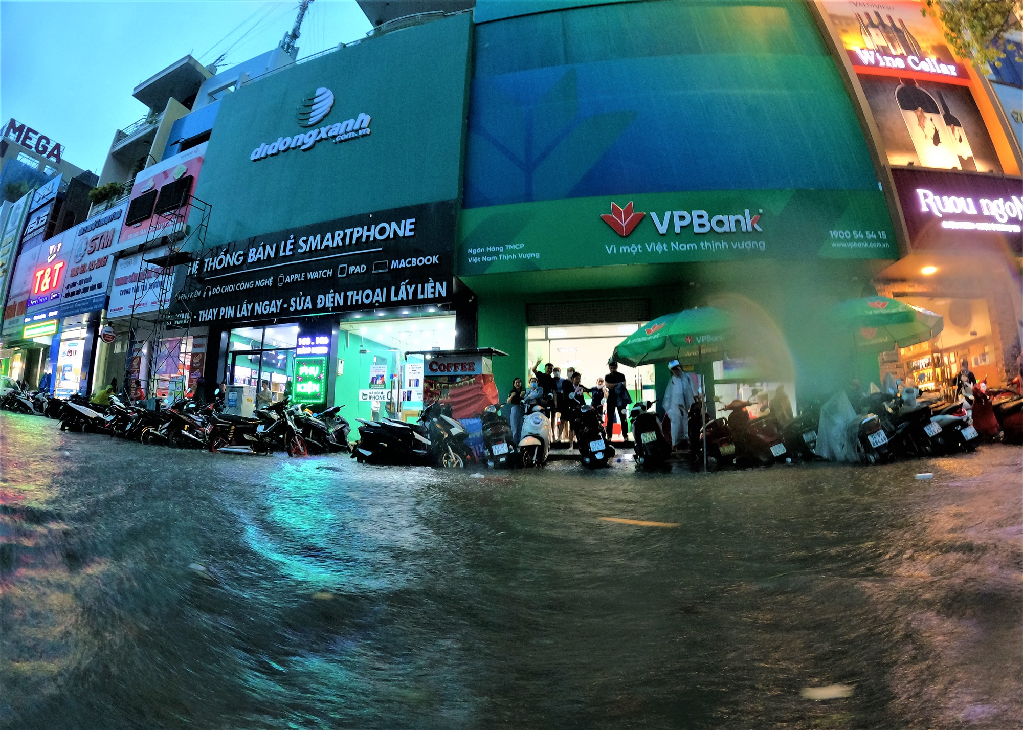 Clip, ảnh: Đường phố Đà Nẵng thành sông sau mưa, người dân dắt xe bì bõm về nhà - Ảnh 16.